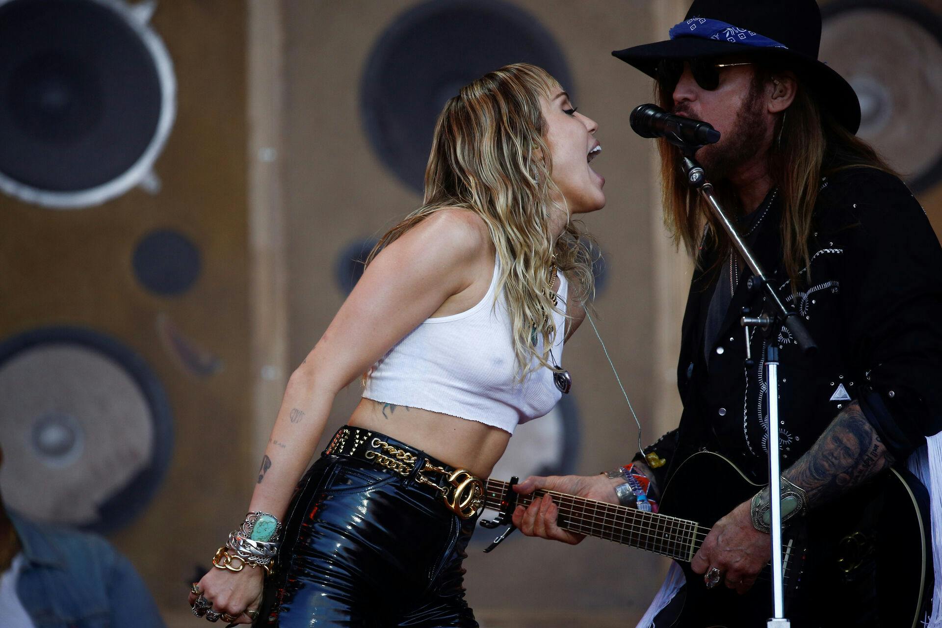 Miley Cyrus med farmand Billy Ray på Glastonbury Festival i England 2019