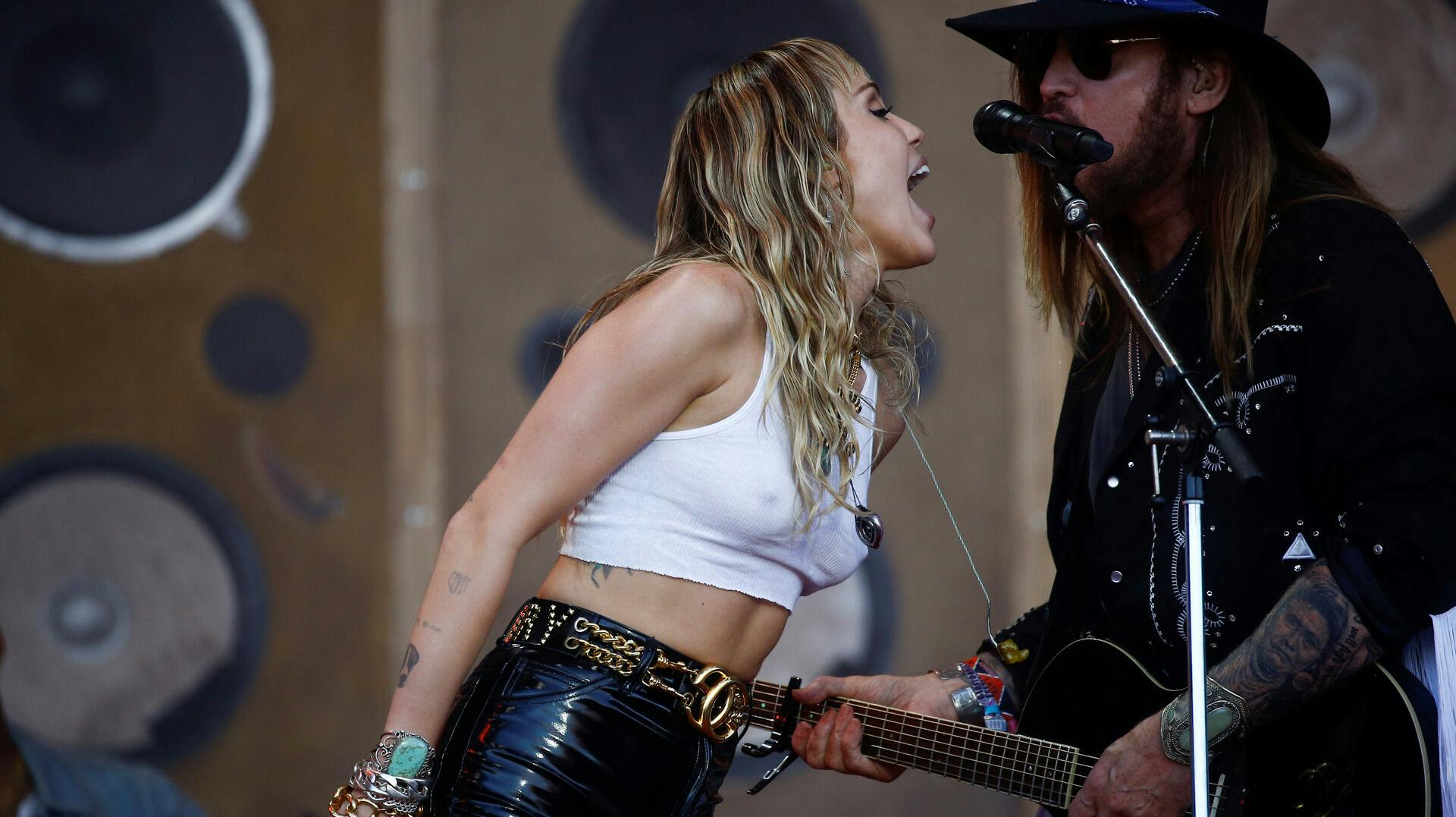 Miley Cyrus med farmand Billy Ray på Glastonbury Festival i England 2019