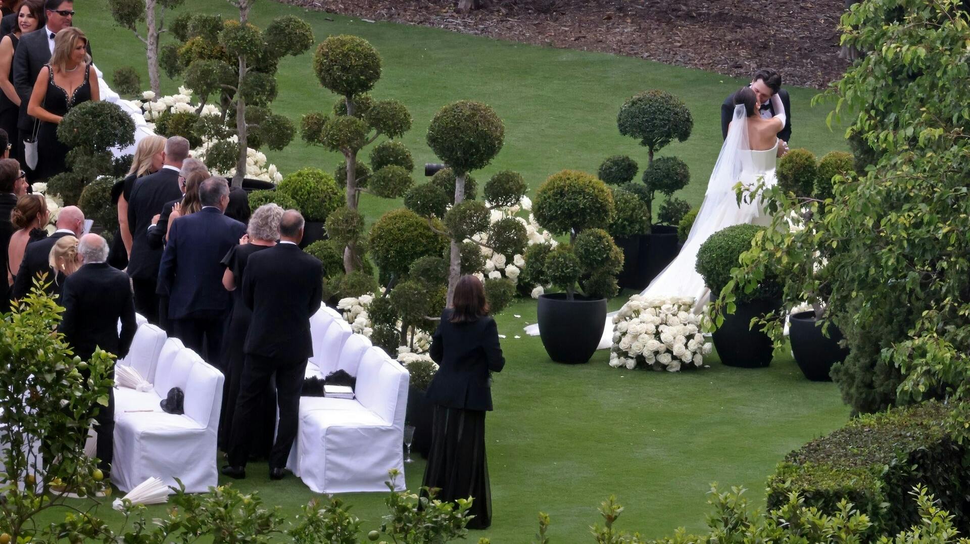 Hailee Steinfeld kysser sin nybagte ægtefælle Josh Allen.