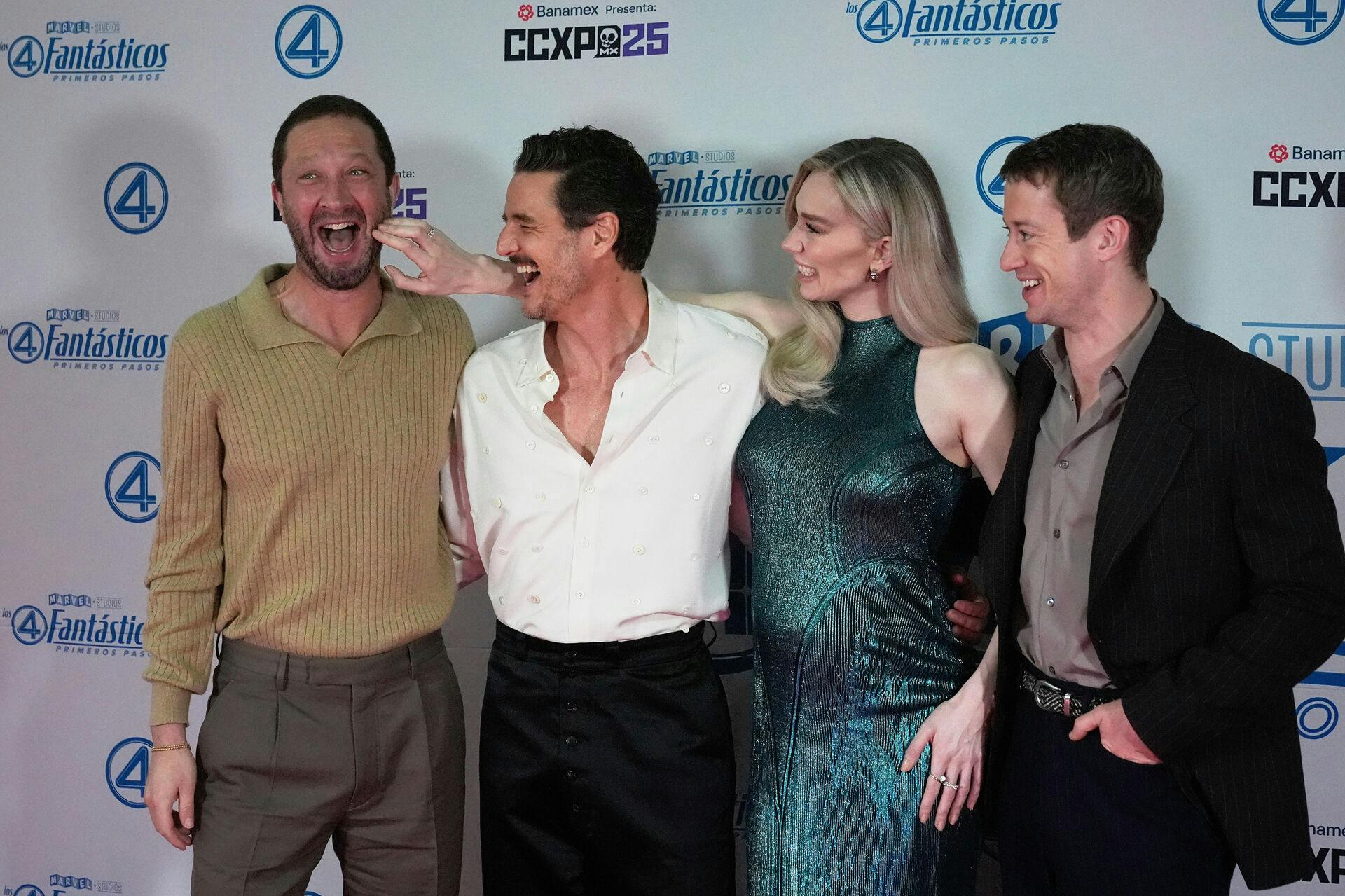 Kan man blive gravid af at stå ved siden af Pedro Pascal? Ja, vil mange mene. Men Vanessa Kirby har vist fået hjælp af sin forlovede, Paul Rabil. De to sidste på billedet er Ebon Moss-Bachrach (T.v.) og Joseph Queen.