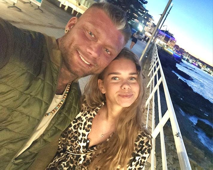 Simon Iversen, der også er kendt som stripperen Smukke Simon og blandt andet har medvirket i DR-programmet "Hård udenpå", og kæresten Cecilie.