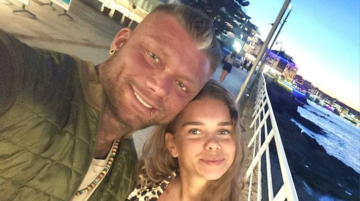 Simon Iversen, der også er kendt som stripperen Smukke Simon og blandt andet har medvirket i DR-programmet "Hård udenpå", og kæresten Cecilie.