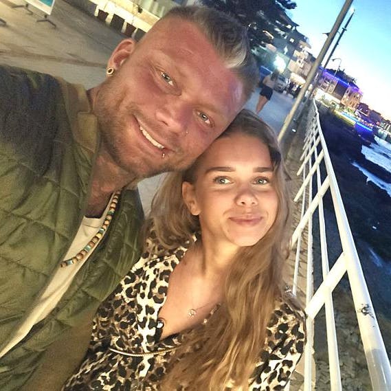 Simon Iversen, der også er kendt som stripperen Smukke Simon og blandt andet har medvirket i DR-programmet "Hård udenpå", og kæresten Cecilie.