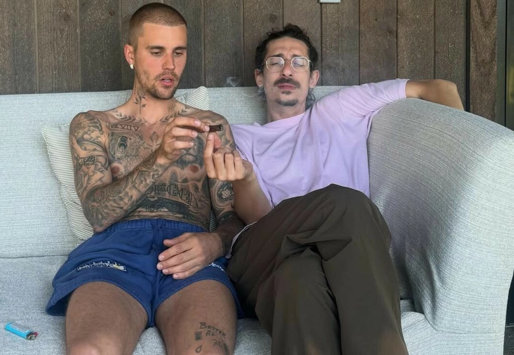 Justin Bieber og hans ven ryger i samme sofa, som billedet med Jack er fra.