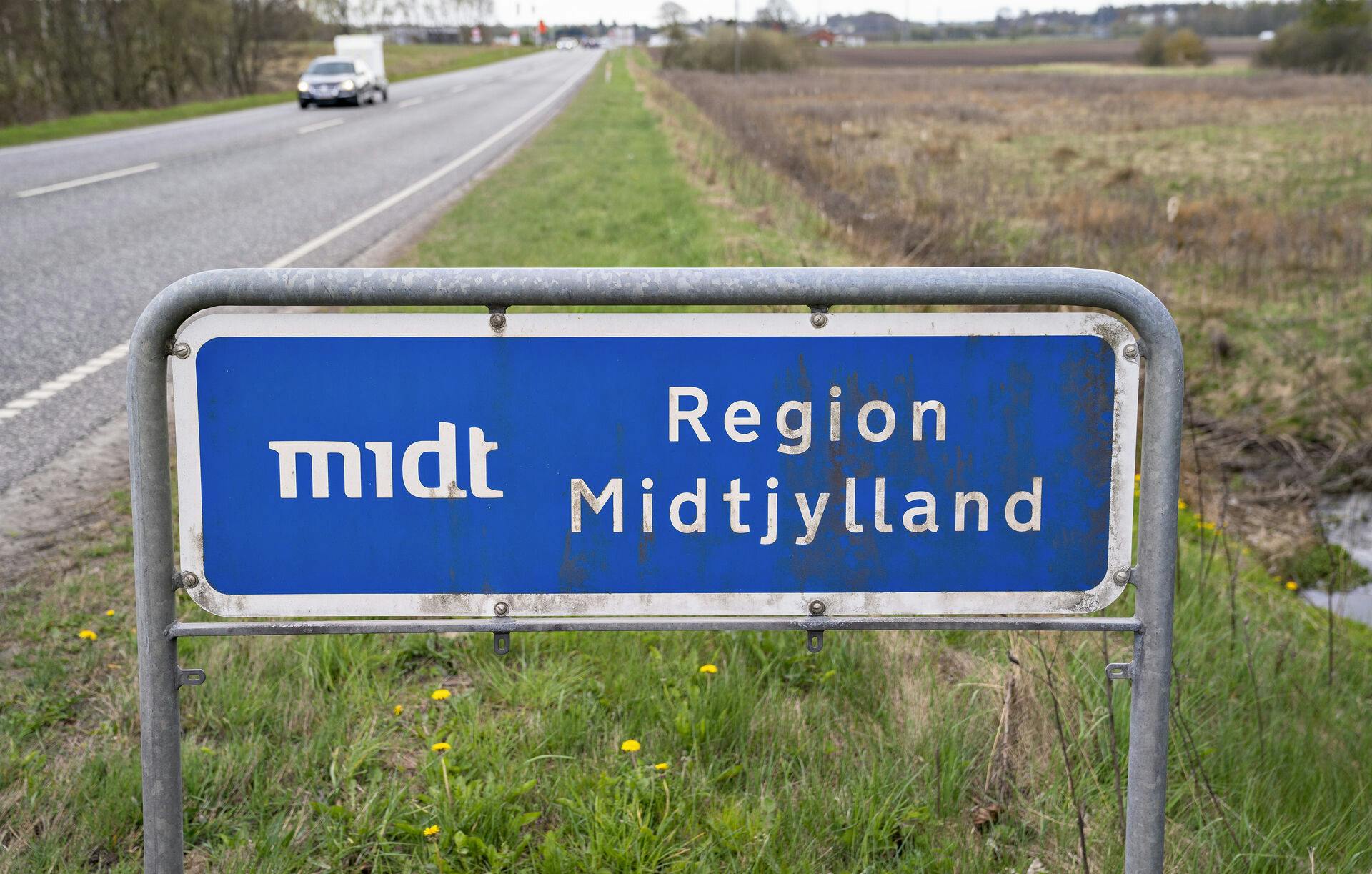 Region Midtjylland, Midt, skilt ved landevejen, maj 2021.