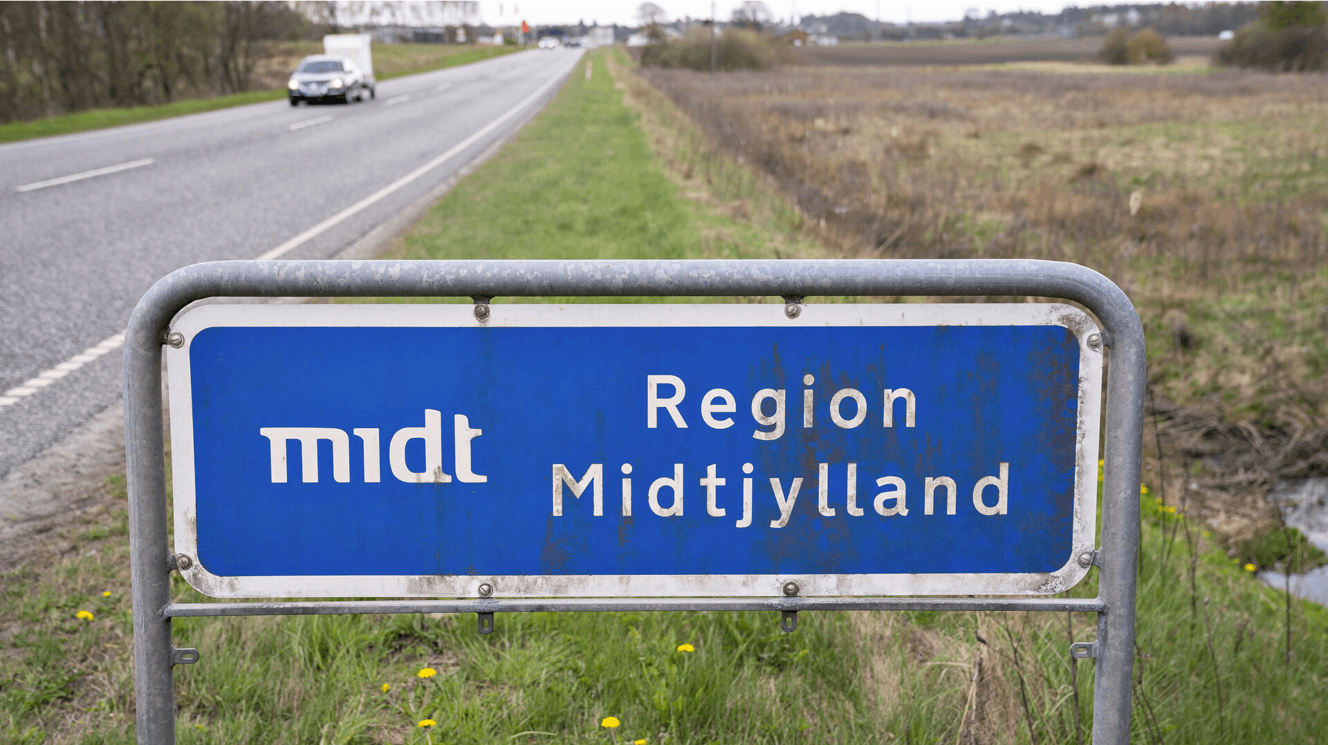 Region Midtjylland, Midt, skilt ved landevejen, maj 2021.
