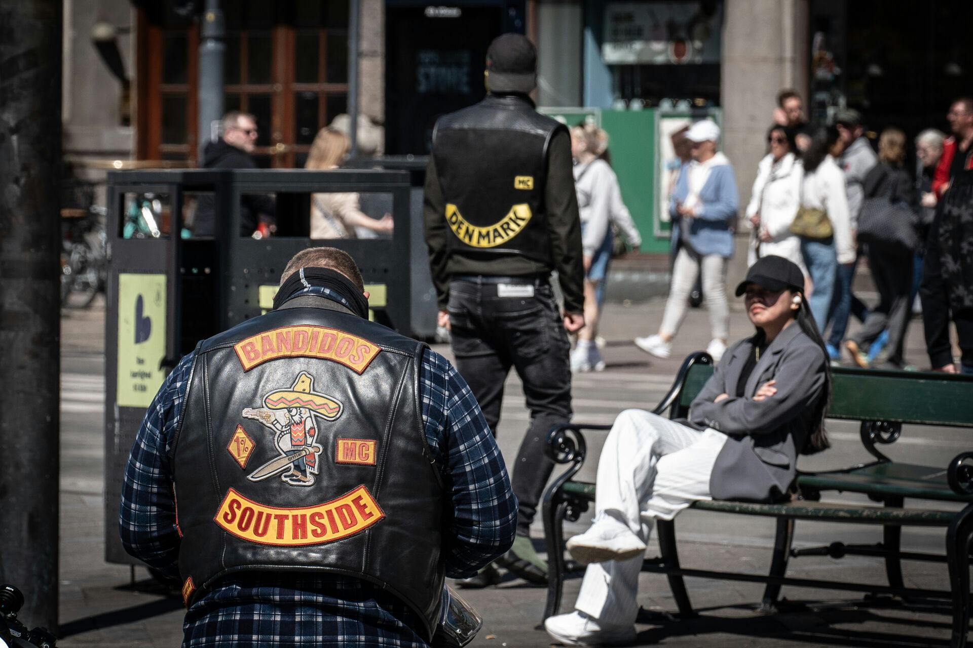 Et medlem af Bandidos lufter sin vest på Rådhuspladsen i maj sidste år - i dag er vesten formentlig gemt godt væk, eftersom det er ulovligt at iføre sig vesten med desperadoen på inden for Danmarks grænser.