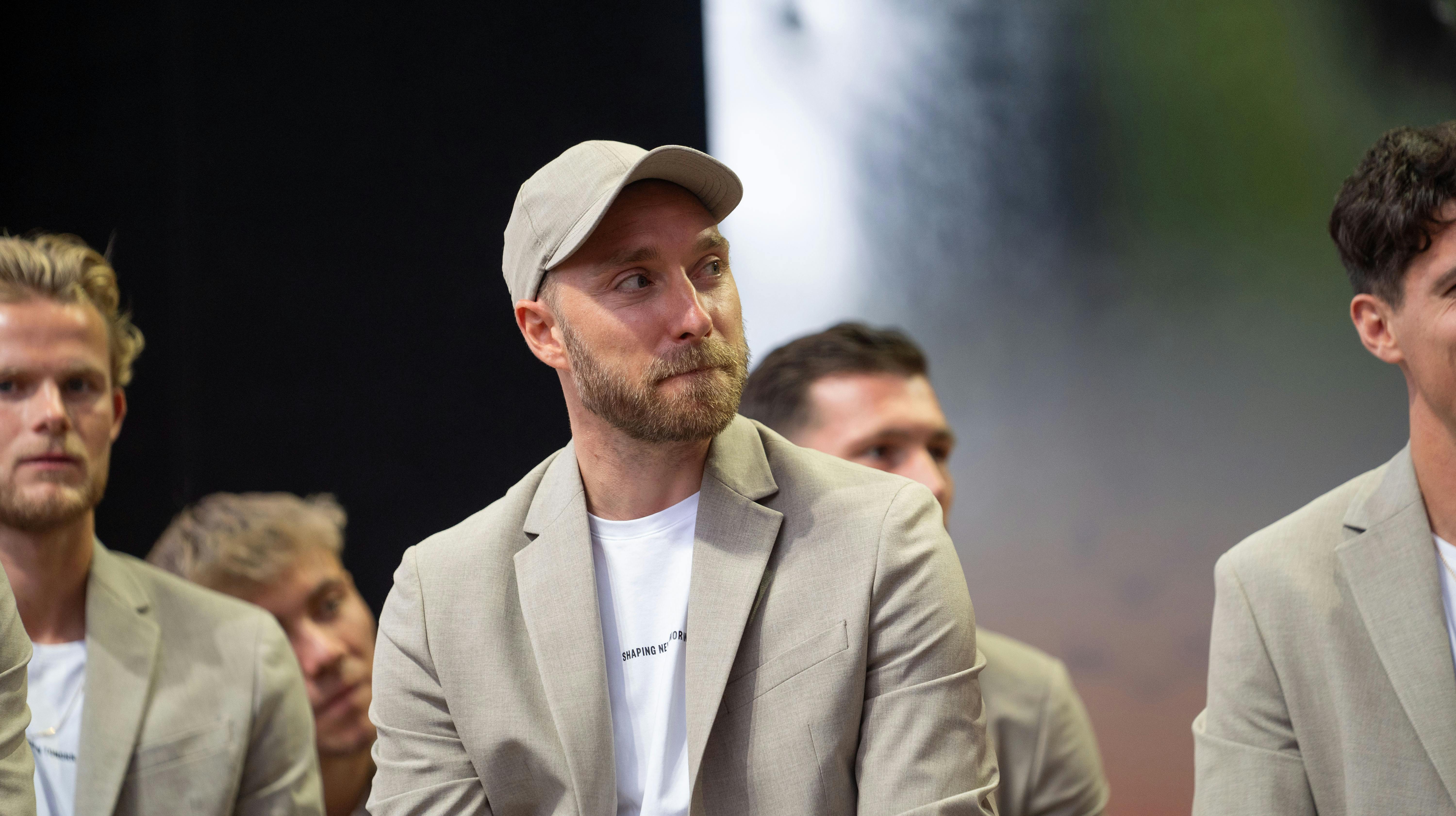 Der var lidt nye smykker på Christian Eriksens krop, da han mandag mødte op i landsholdslejren. Helt præcist på den ene ringfinger.