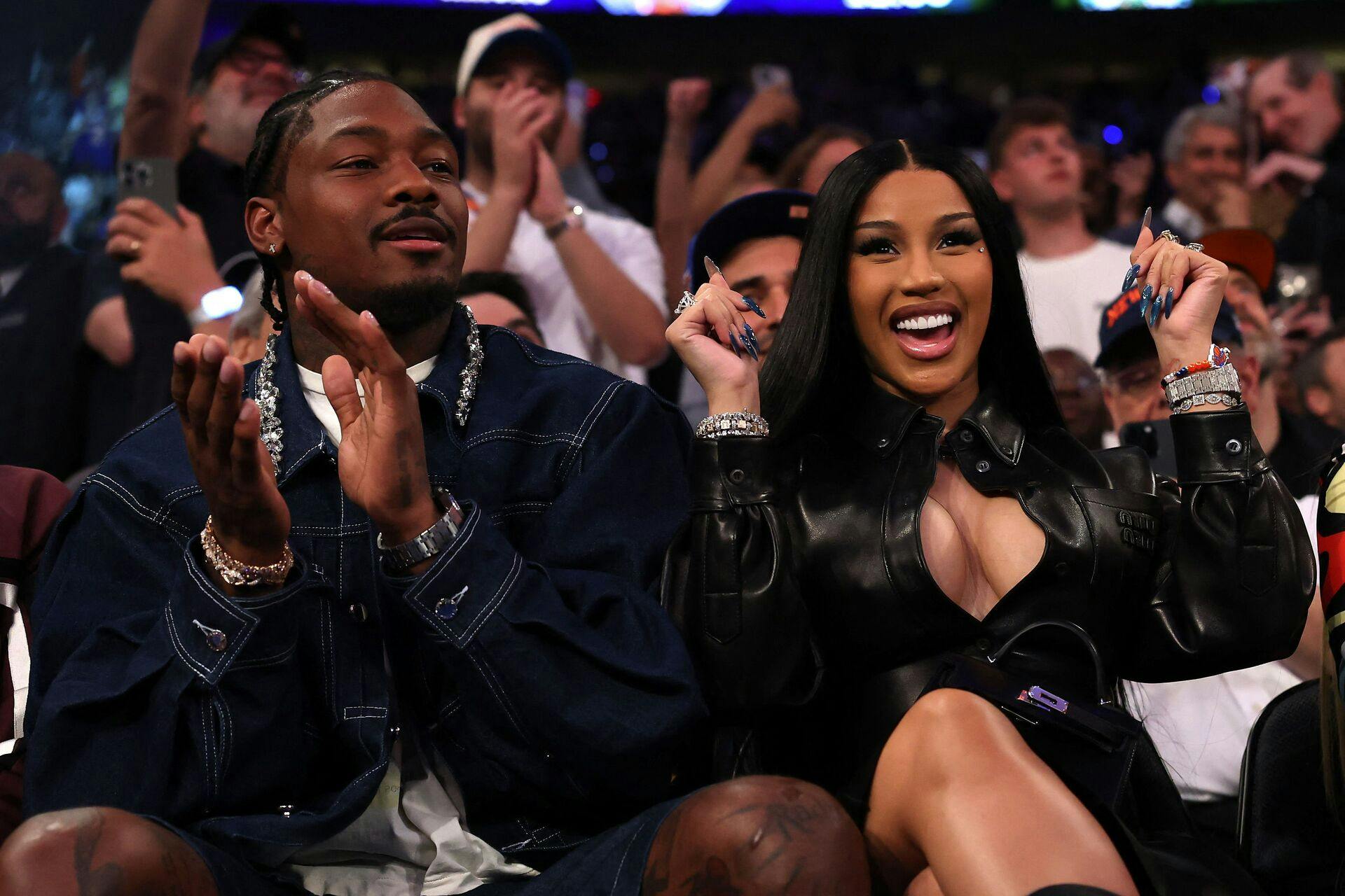 Cardi B havde Stefon Diggs med på forreste række til NBA-slutspillet mellem Boston Celtics og New York Knicks i Madison Square Garden den 12. maj 2025 i New York City.