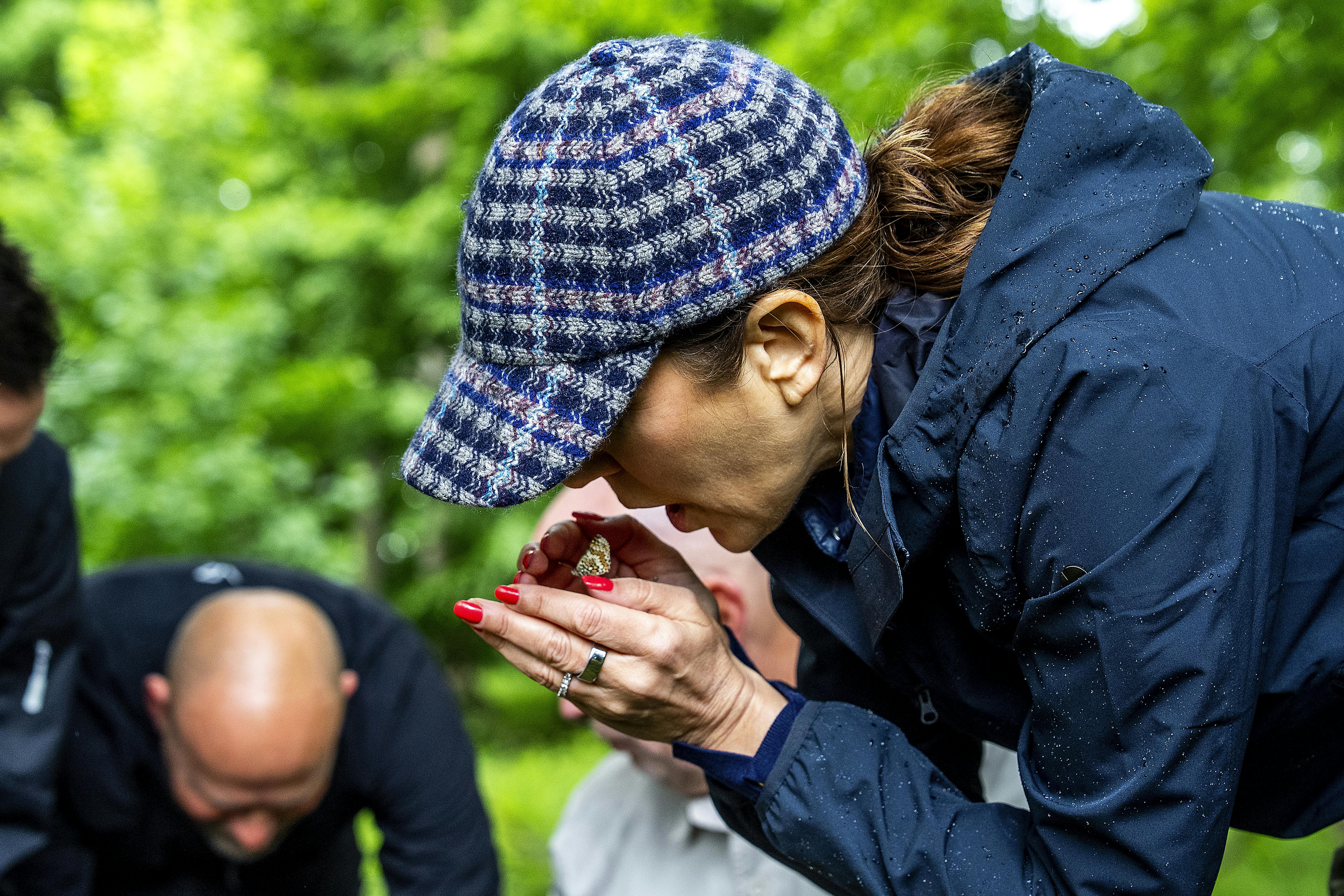 Dronning Mary og kong Frederik er øjensynligt glade for de teknologiske ringe.
