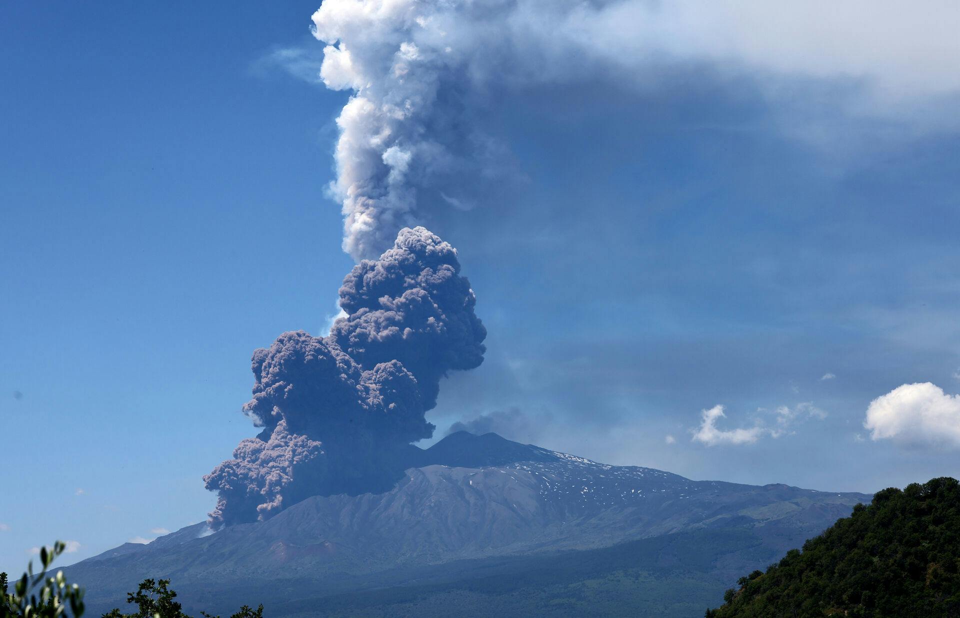 Vulkanen Etna, der ligger nær Motta Camastra på Sicilien, er gået i udbrud.