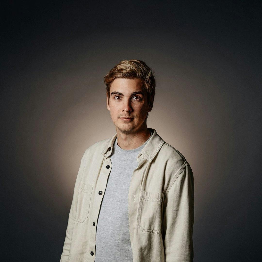 Anton Ringdal stopper som vært på P3.