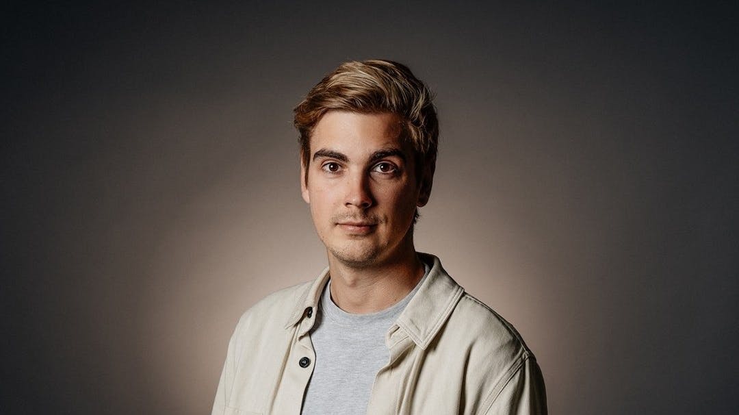 Anton Ringdal stopper som vært på P3.