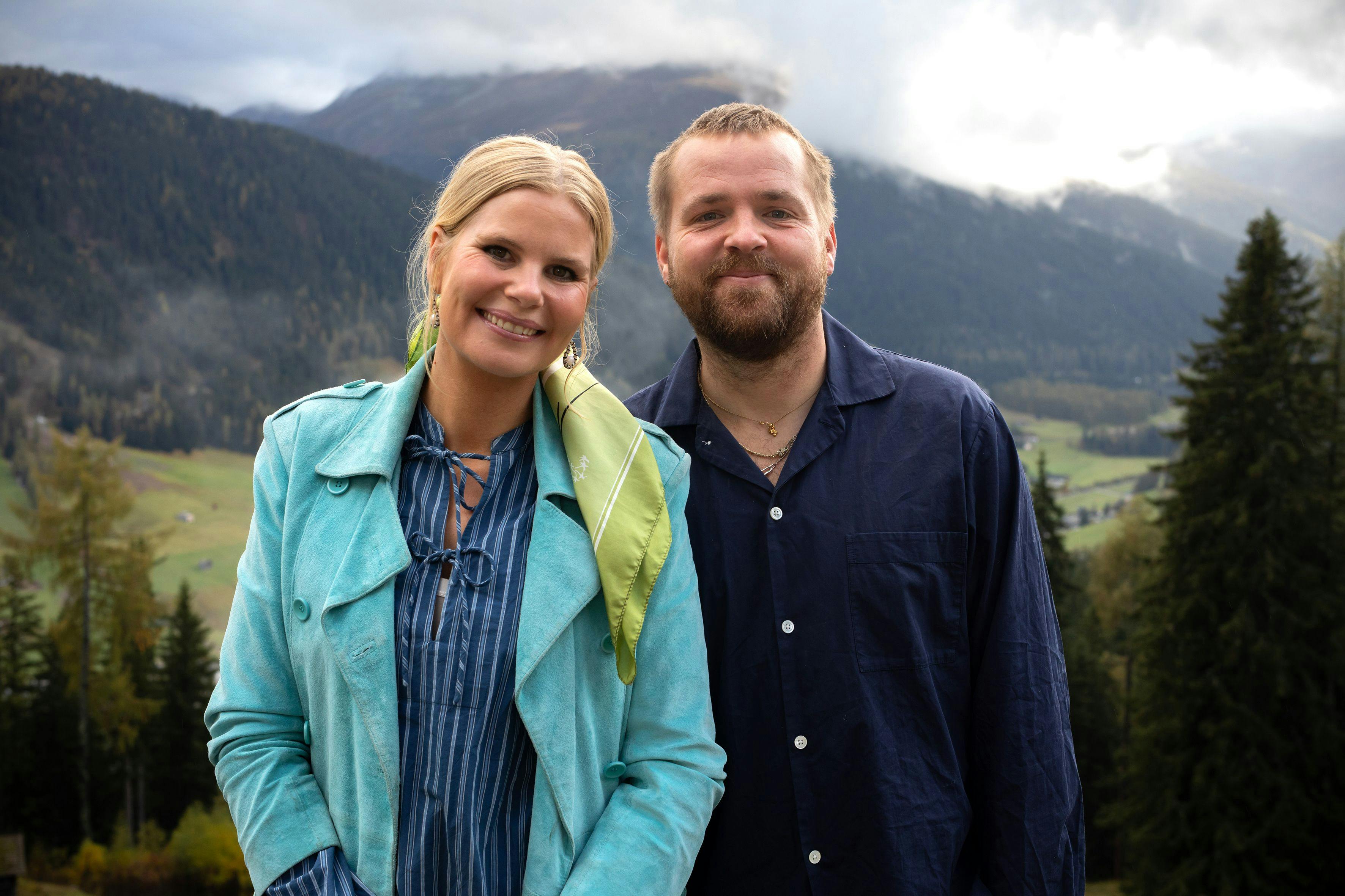 Sofie Linde og Joakim Ingversen er værter på den danske version af realityprogrammet "Hotel Romantik", hvor 20 seniorer skal date.