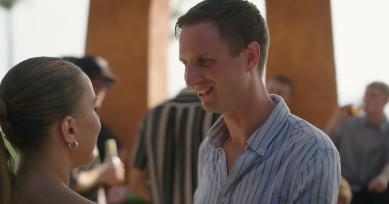 Emma skal lige have en puster og takker nej til en snak med Emil N.