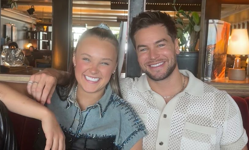 JoJo Siwa sætter nu endelig lidt flere ord på forholdet til Chris Hughes. Og hun bekræfter, at hun er smaskforelsket i realitystjernen.