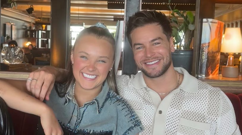 JoJo Siwa sætter nu endelig lidt flere ord på forholdet til Chris Hughes. Og hun bekræfter, at hun er smaskforelsket i realitystjernen.