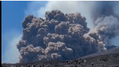 En dramatisk video viser øjeblikket, hvor adskillige turister må flygte for livet, efter vulkanen Etna er gået i udbrud på Sicilien