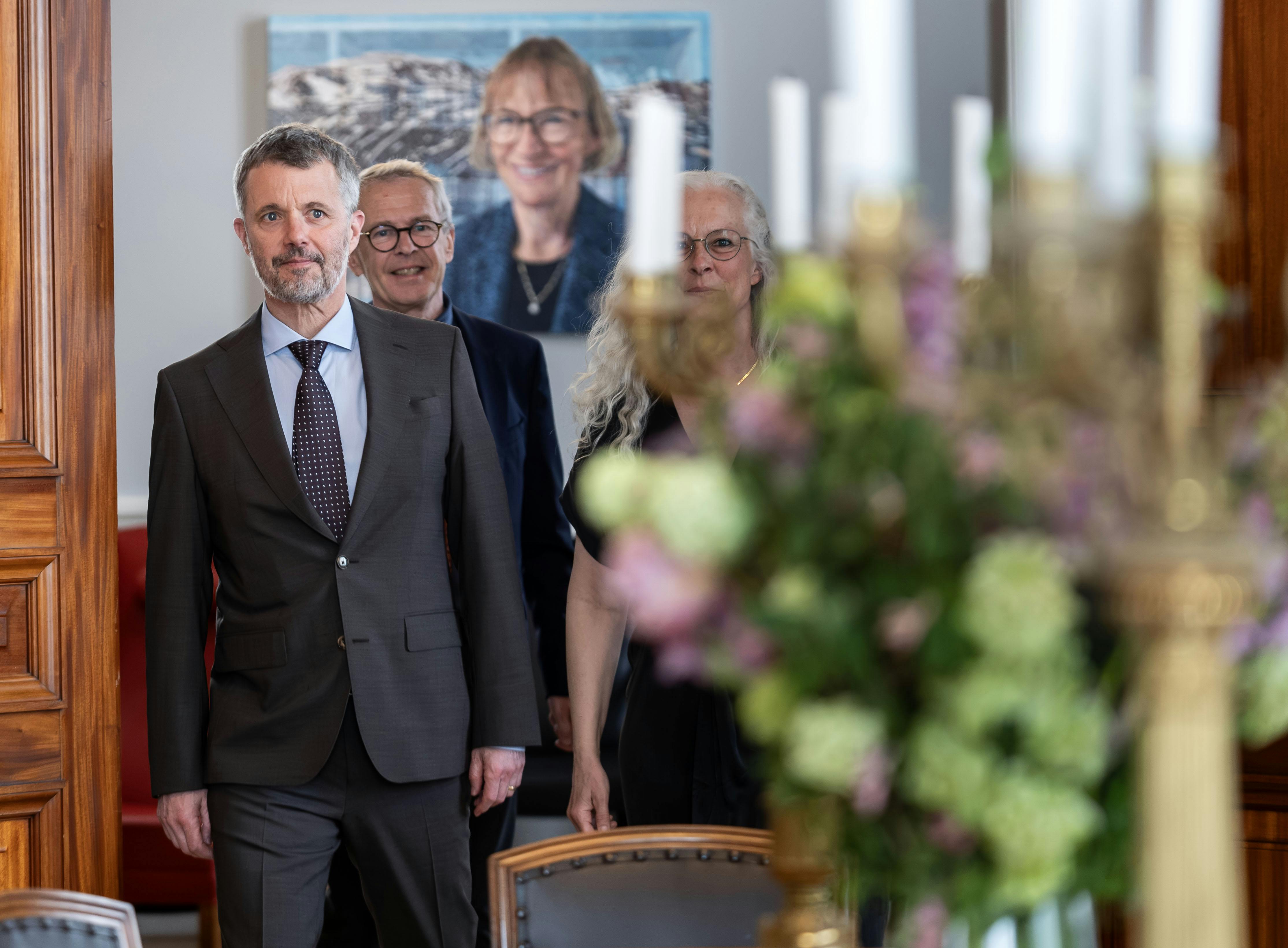 Billedet her er taget den 14. maj. Der er ingen ring at se på kongens højre hånd.