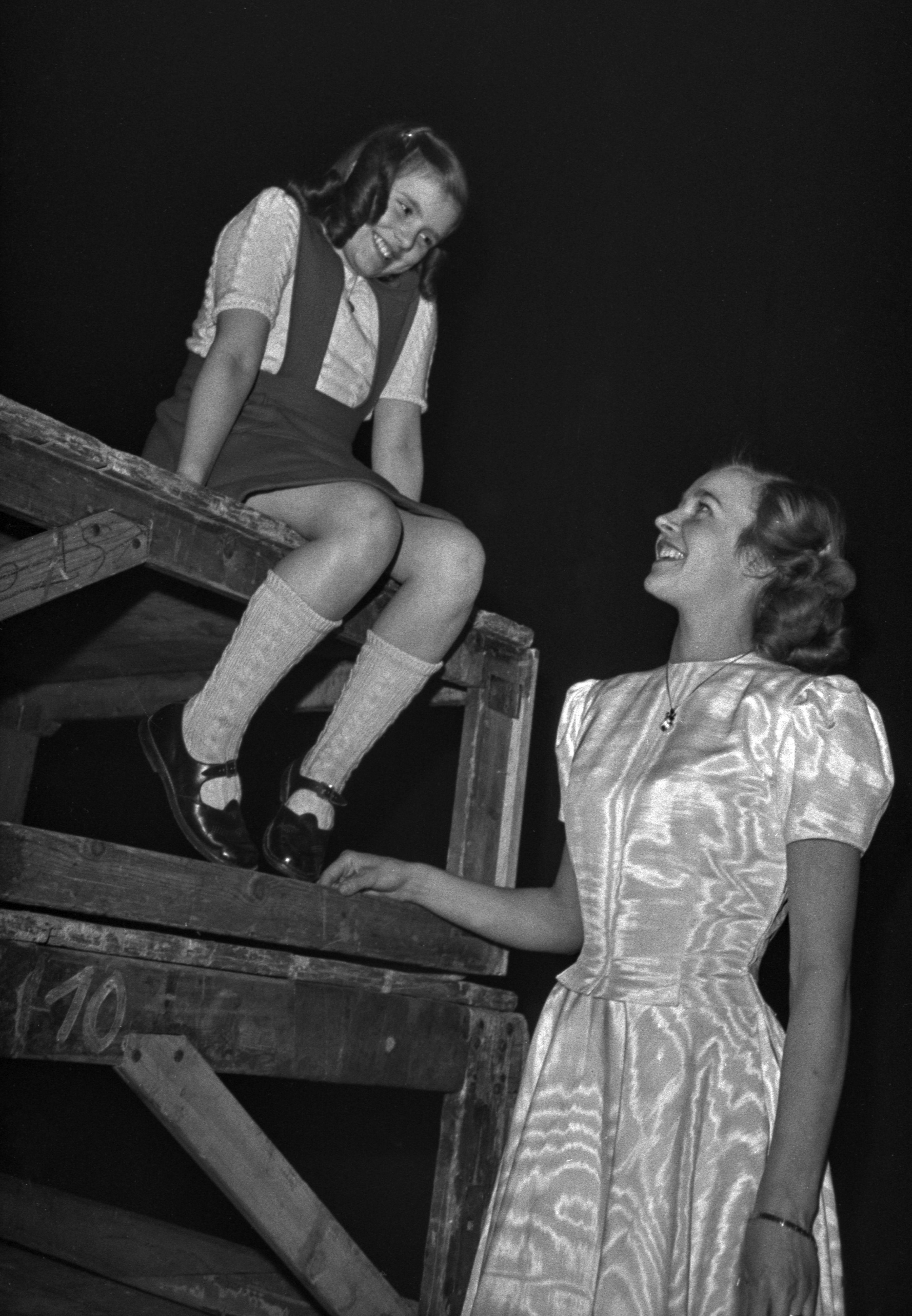Her ses den danske barnestjerne Ilselil Larsen med den svenske sangerinde Alice Babs.