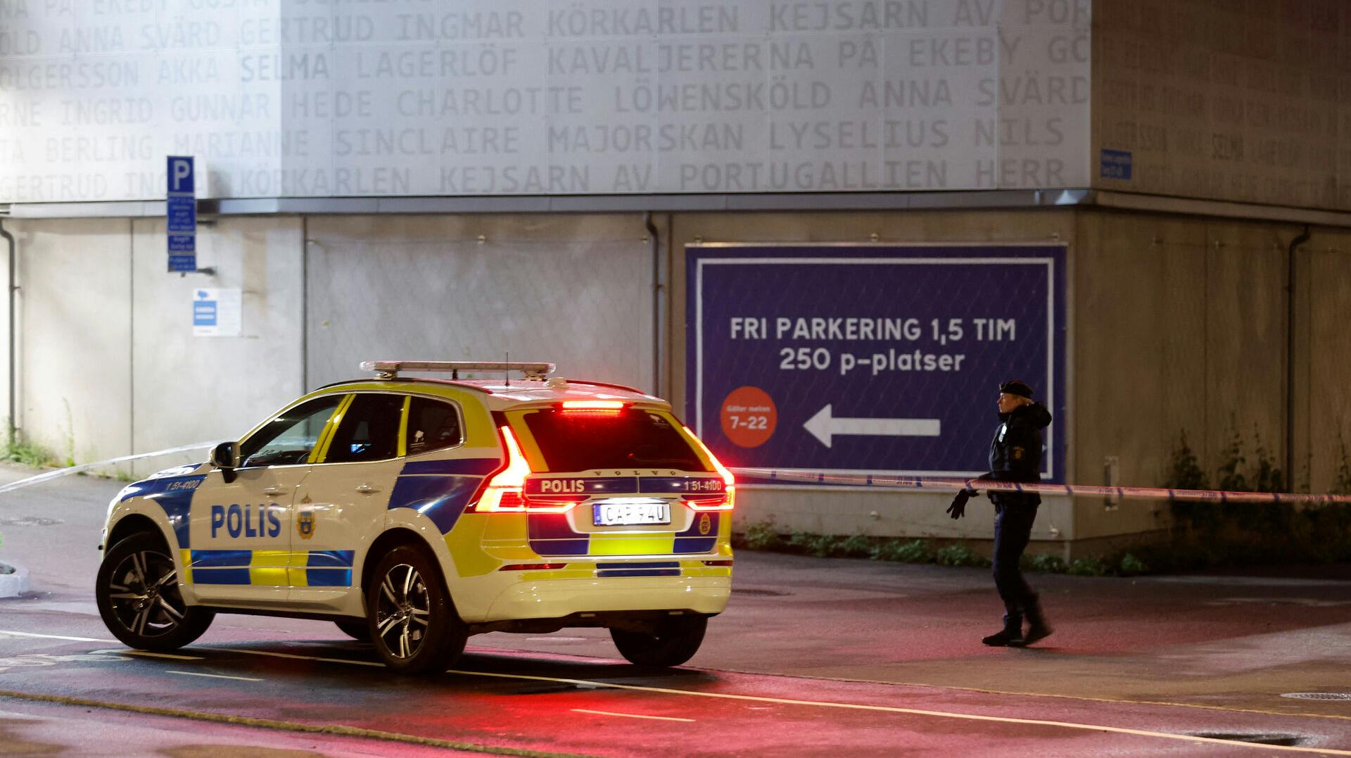 I en parkeringskælder den 4. juni 2024 blev den svenske rapper C.Gambino skudt og dræbt i et såkaldt drive-by skyderi. Nu er to mænd tiltalt for mordet.