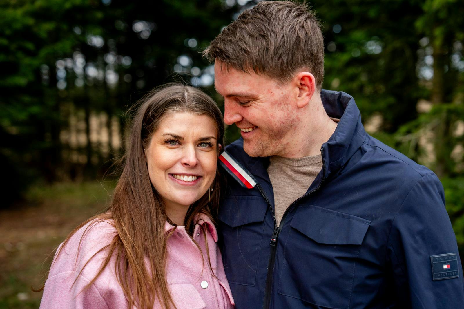 Man forstår godt, at tv-parret er lykkelige i dag. For det har godt nok været en dramatisk omgang.