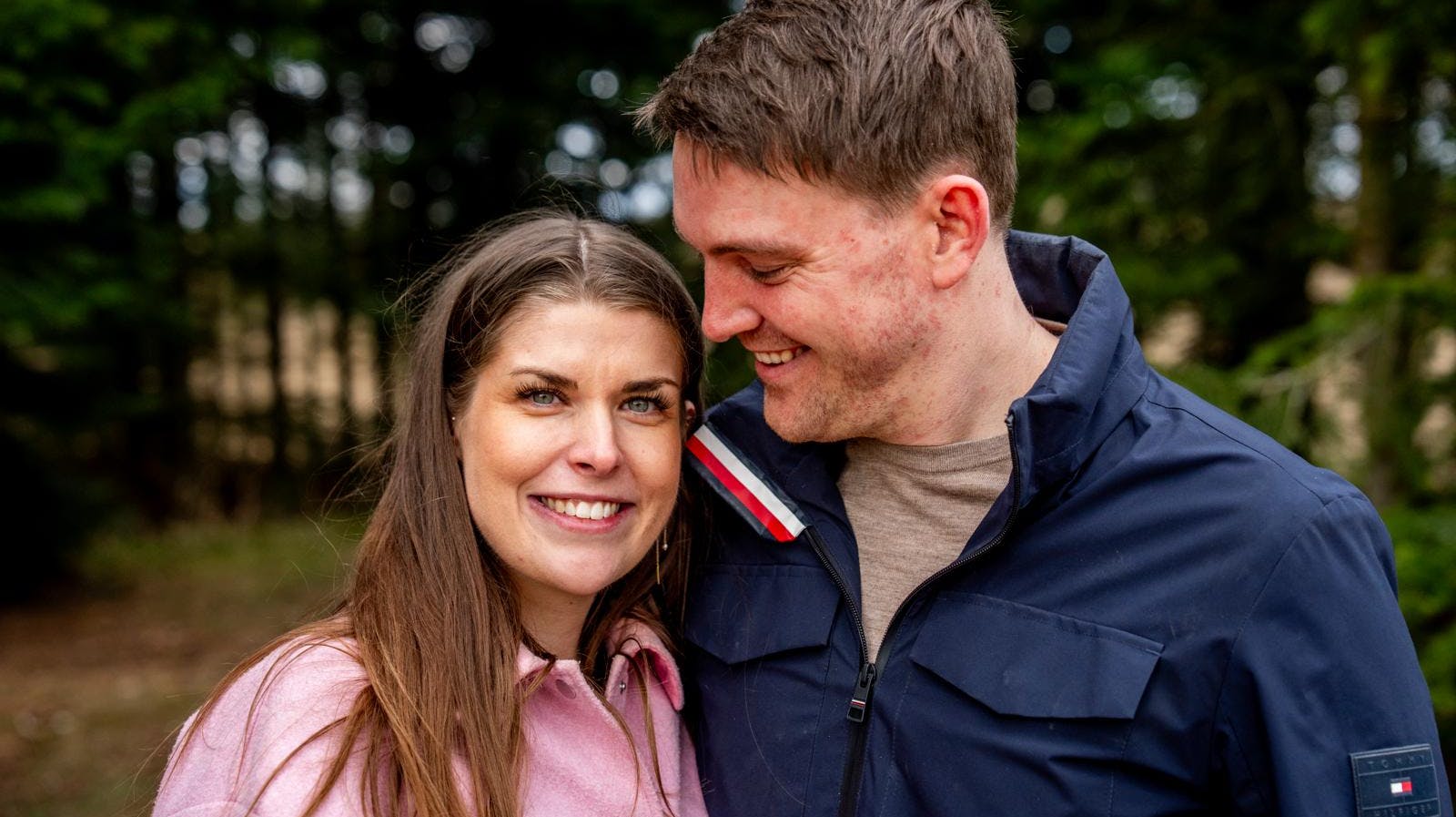 Man forstår godt, at tv-parret er lykkelige i dag. For det har godt nok været en dramatisk omgang.