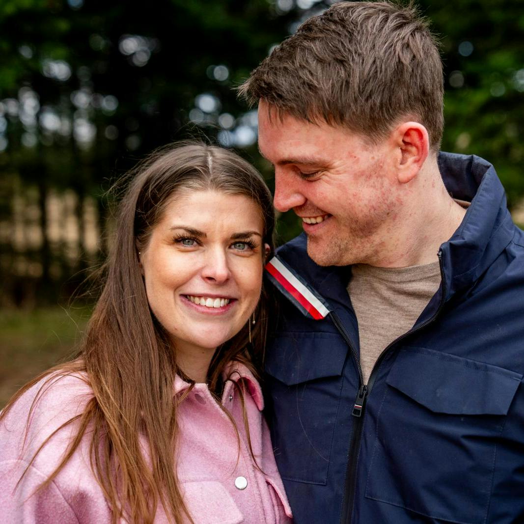 Man forstår godt, at tv-parret er lykkelige i dag. For det har godt nok været en dramatisk omgang.