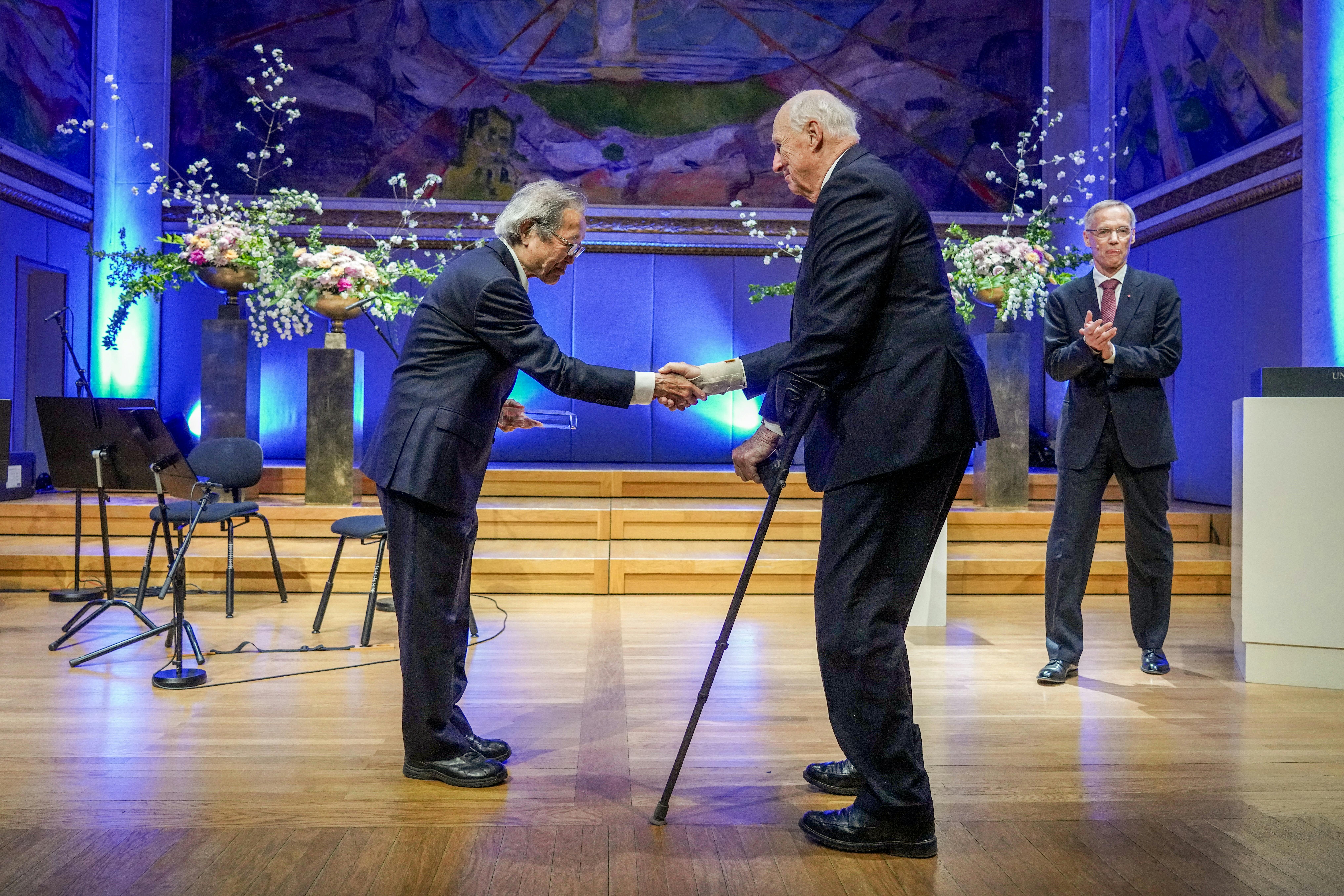 Oslo 20250520. Den japanske matematikerene Masaki Kashiwara blir tildelt Abelprisen 2025 av kong Harald under en seremoni i Universitetets aula i Oslo tirsdag. Foto: Ole Berg-Rusten / NTB