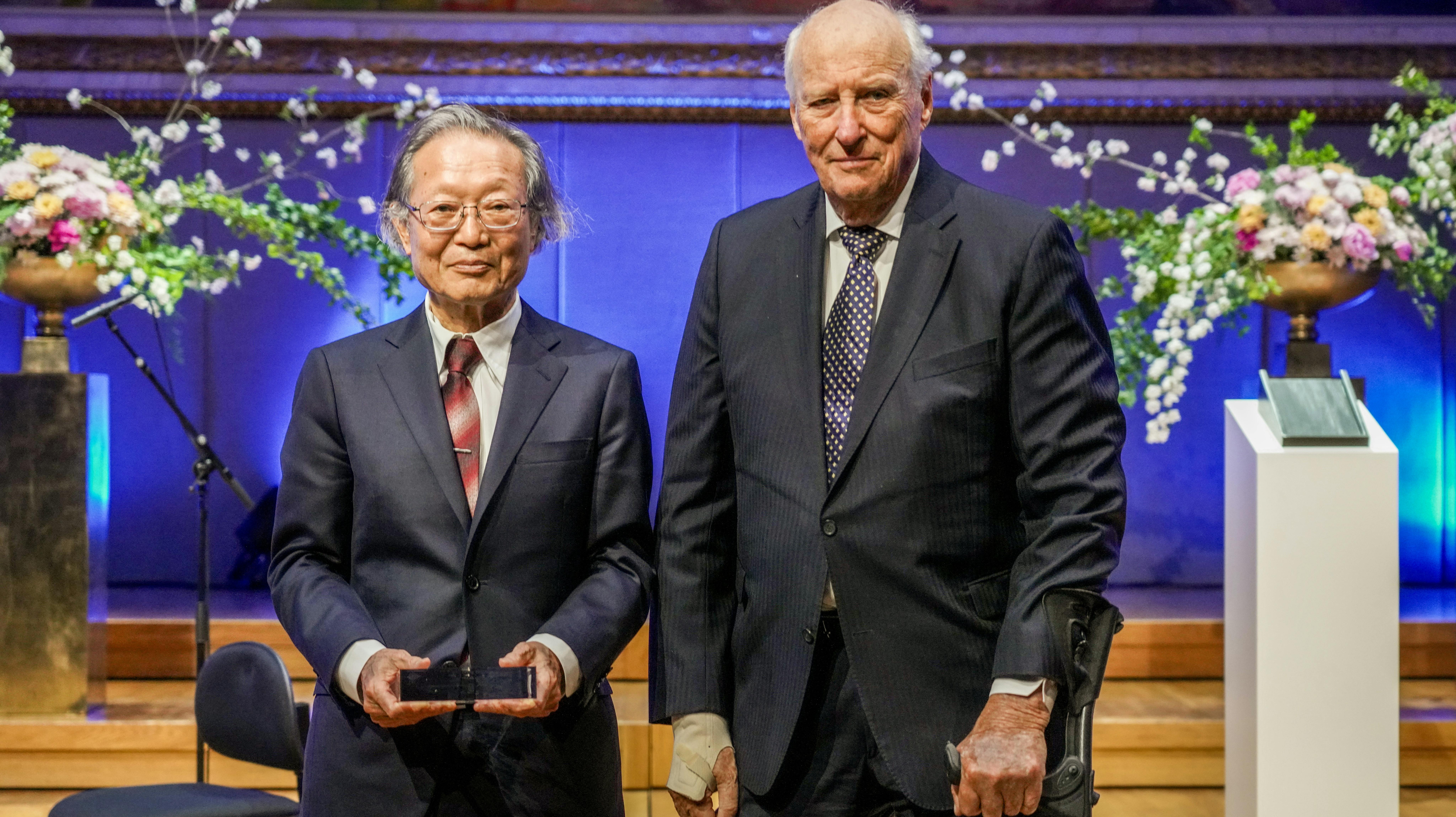 Oslo 20250520. Den japanske matematikerene Masaki Kashiwara blir tildelt Abelprisen 2025 av kong Harald under en seremoni i Universitetets aula i Oslo tirsdag. Foto: Ole Berg-Rusten / NTB