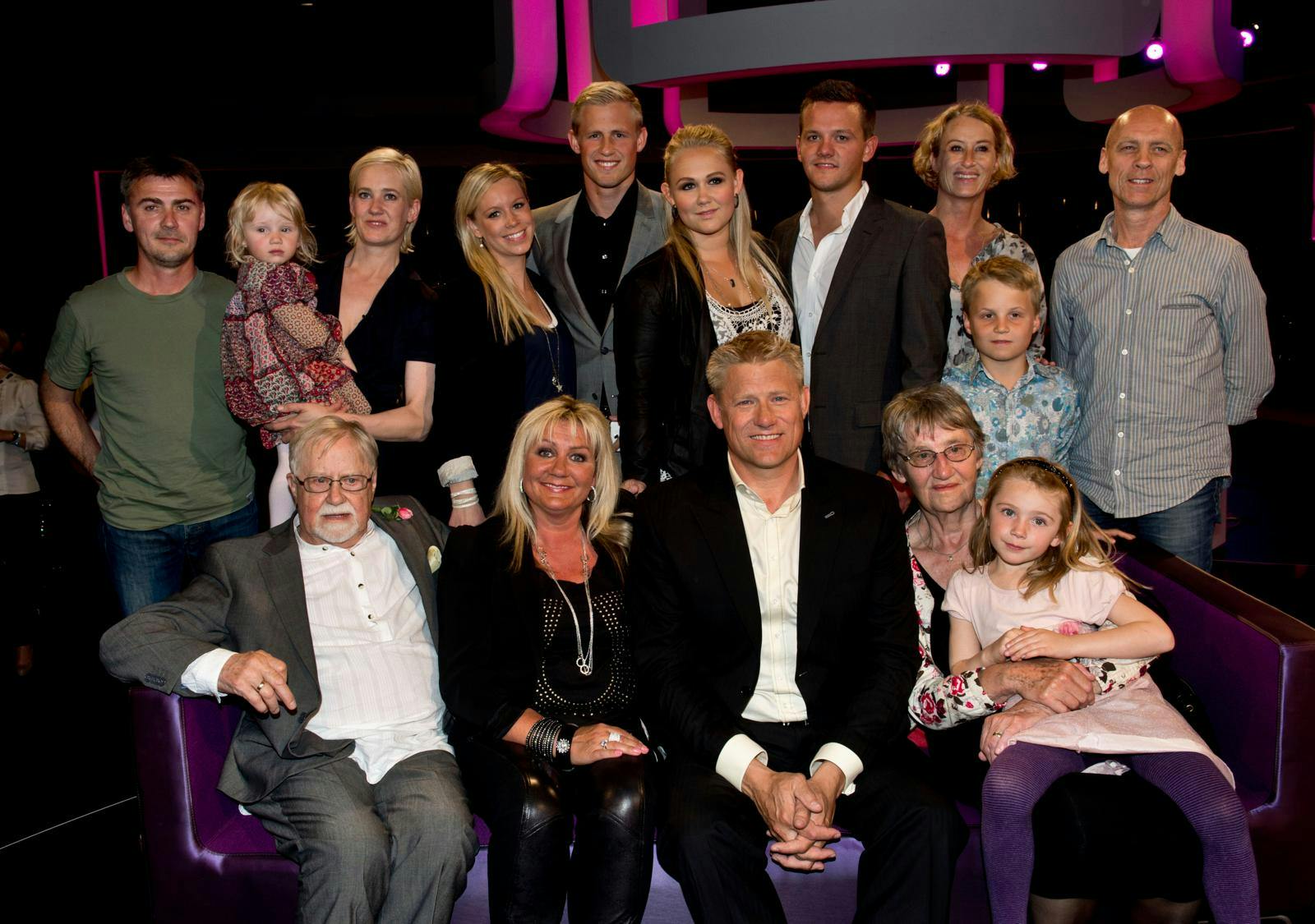 Her ses Peter med sin familie - og med mor Inger ved sin side - under en tv-optagelse tilbage i 2012.