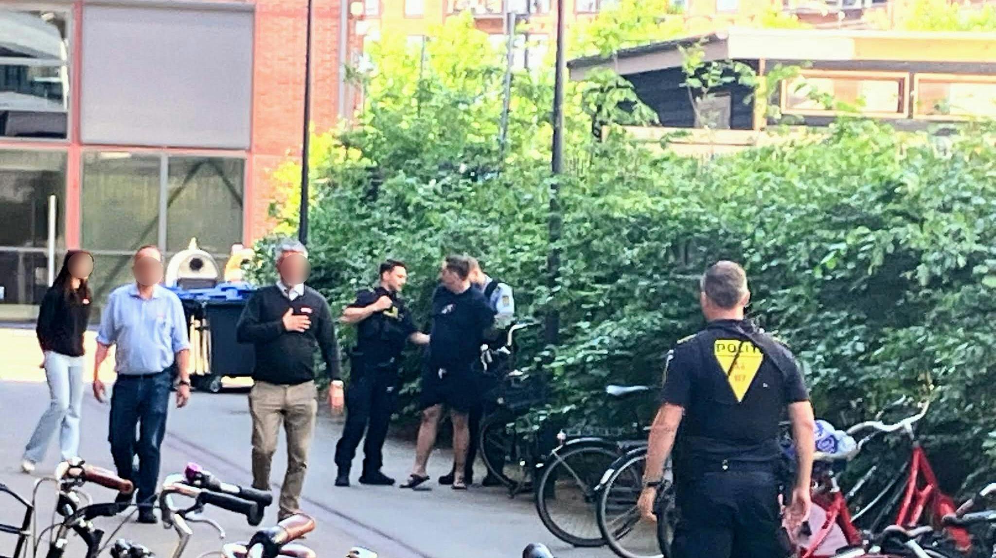 Her ses Nicki Bille blive lagt i håndjern.