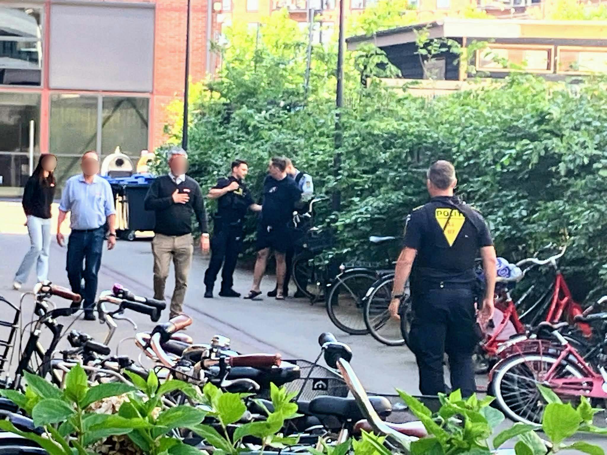 Her ses Nicki Bille blive lagt i håndjern.