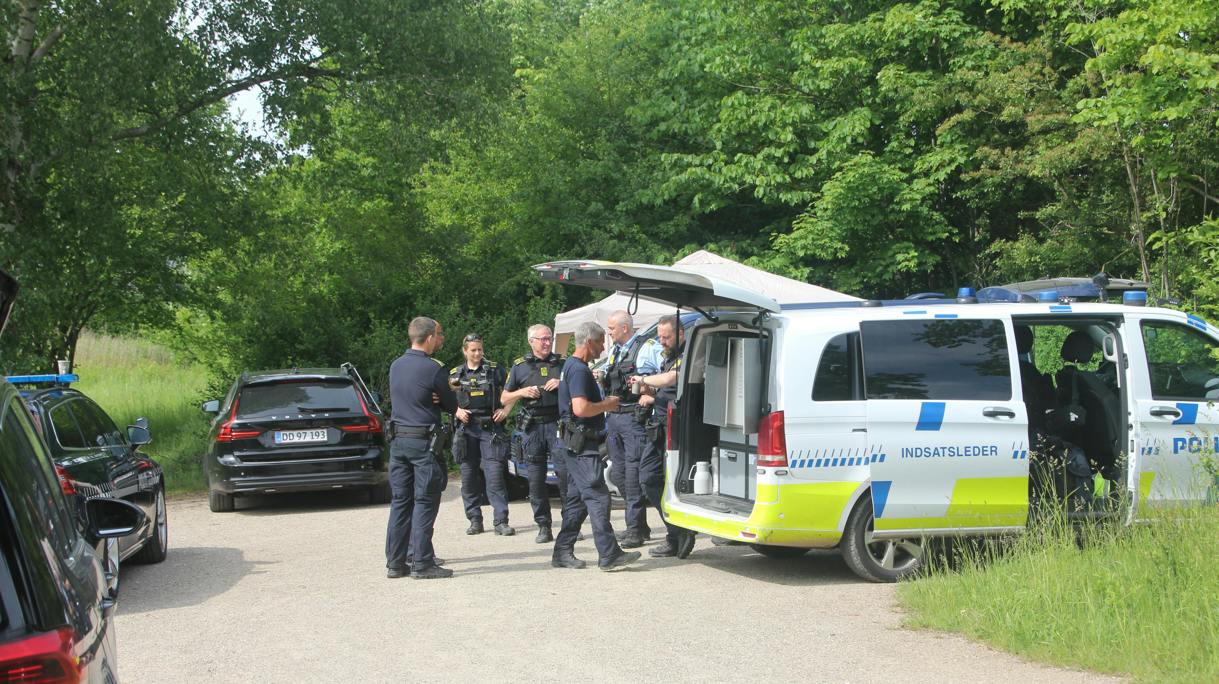 Politiet har dagen igennem ledt massivt efter den lille dreng, hvor der blandt andet er blevet taget helikopter i brug. 