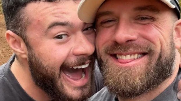 Koby Falks er til højre på billedet, og hans partner Sam Brownwell er til venstre.