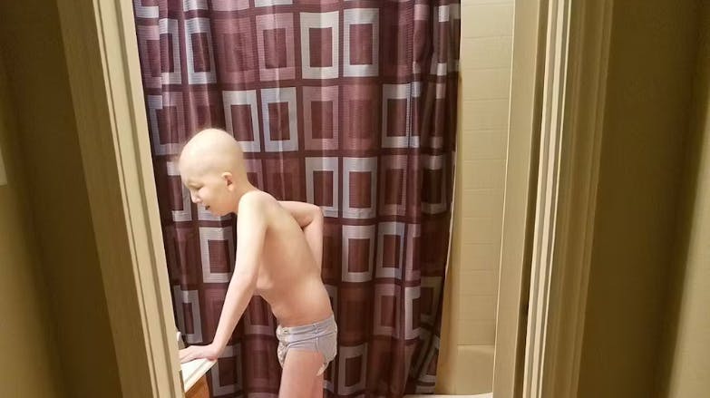 En mor delte i 2017 et hjerteskærende og barsk foto, der viste hendes søns urimelige kamp mod kræft. - Det hér er ham, der fortæller mig, ”mor jeg klarer den ikke”, sagde moren dengang. Nu er der heldigvis godt nyt