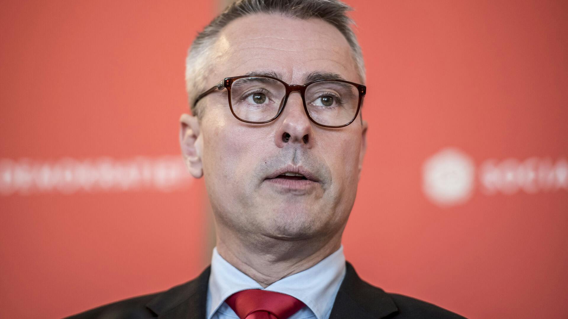 Henrik Sass Larsen havde ikke råd til at blive boende i sin lejlighed.