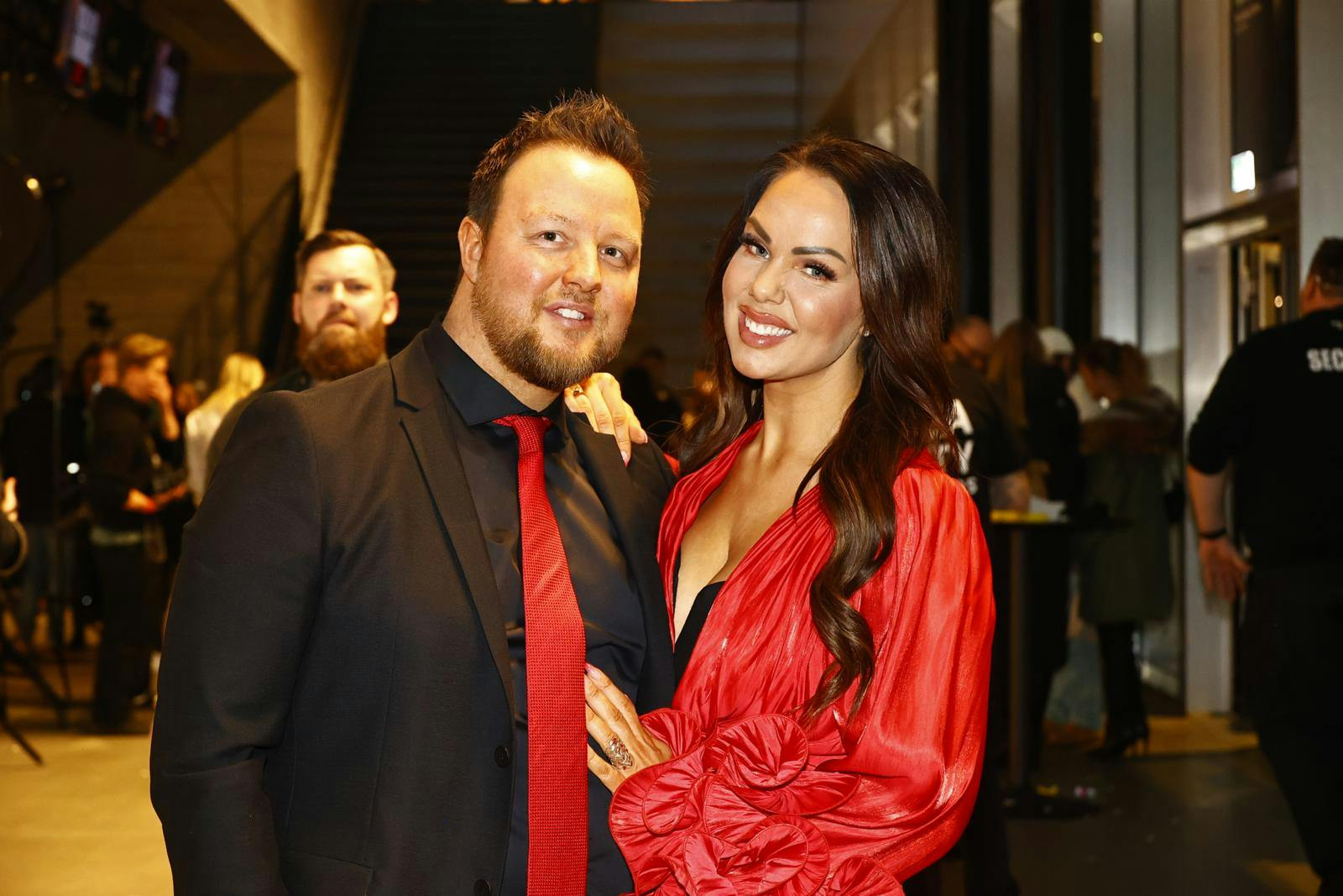 Kæresten Dennis Frøstrup ejer halvdelen af huset og bliver ikke ramt af gælden, som Skat nu forsøger at hente hjem hos Camilla Framnes.