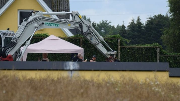 Politiet har tilsyneladende fundet jordiske rester af Jimmi Lillelund, som blev meldt savnet i april 2020 - her graver de på den gård, hvor hans lig skal være blevet fundet.