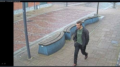 21. april blev en teenager helt umotiveret slået i ansigtet - politiet mistænker denne mand for overfaldet.