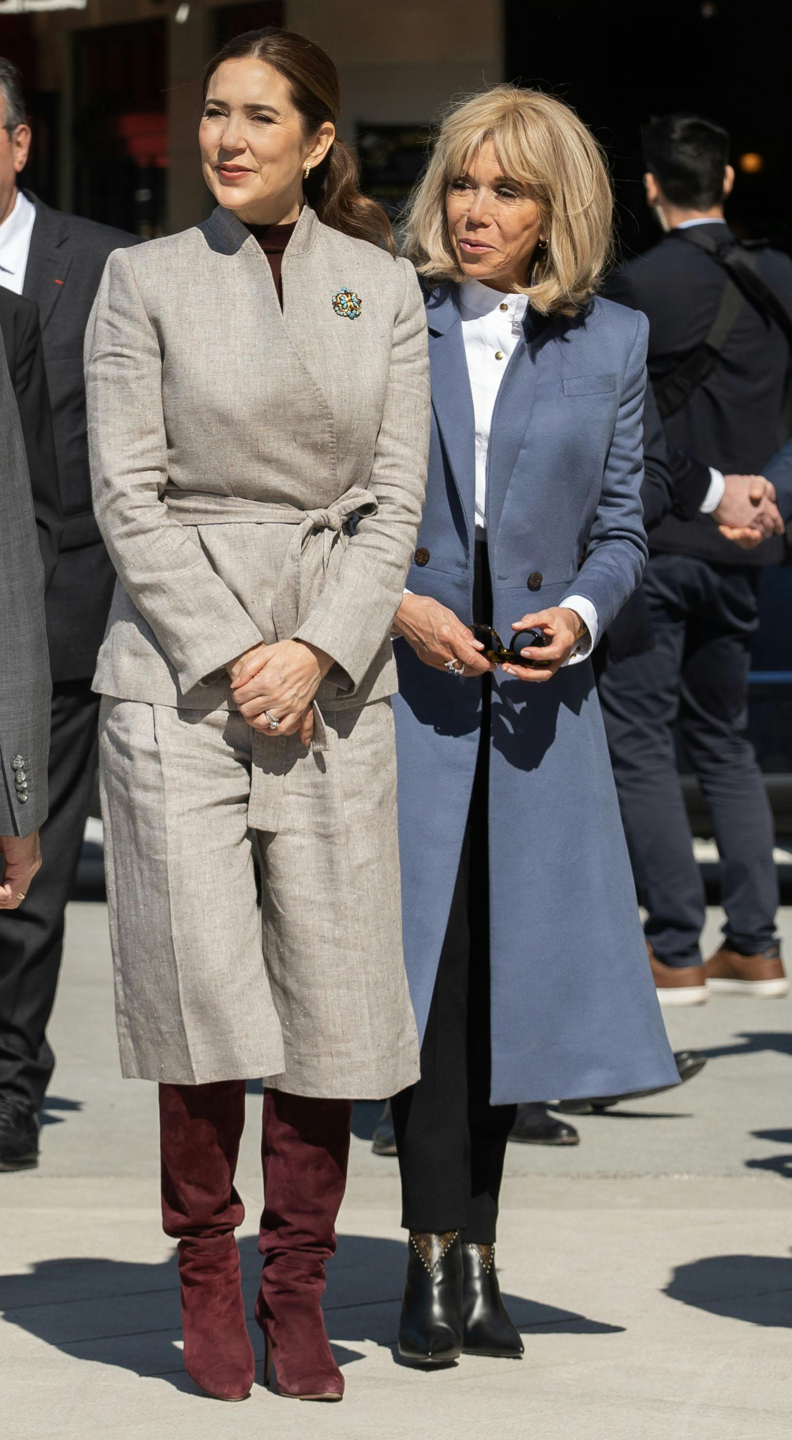 I begyndelsen af april bar dronning Mary også det grå jakkesæt, da hun og kong Frederik var på statsbesøg i Paris.