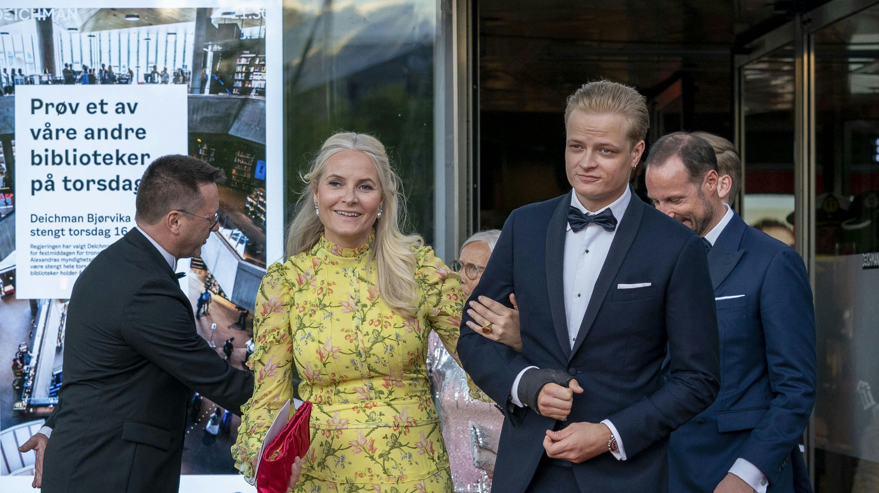 Marius Borg Høibys ferie til Cannes og Monaco tog sig en lidt uventet drejning, da det viste sig, at han på vej hjem til Norge sad på samme fly som ekskæresten, som han har udsat for vold og har et polititilhold mod.