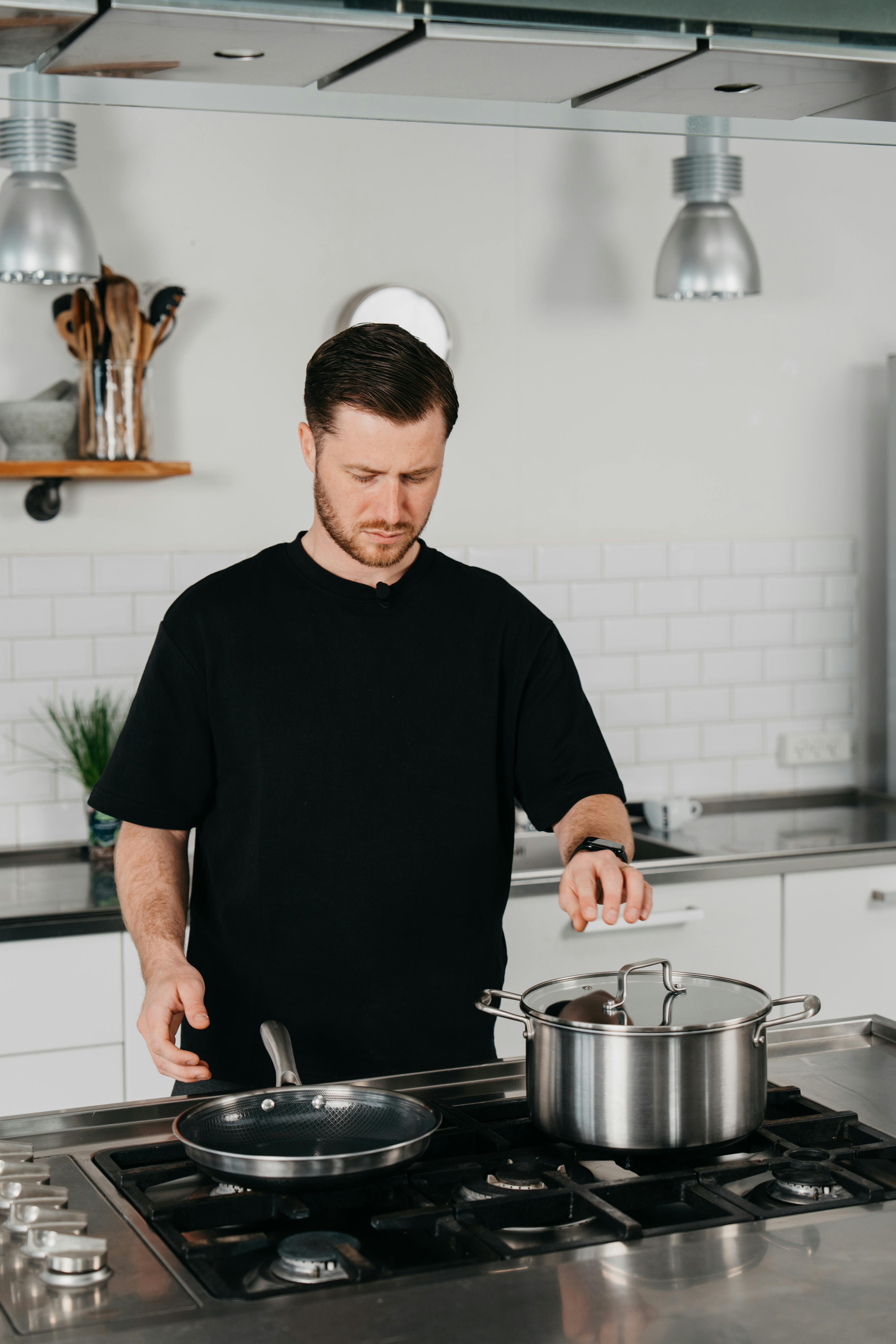 Det bliver spændende at se, om der er plads til endnu et mærke på det allerede "overbefolkede" marked for køkkenudstyr, som kendte kokke står bag.