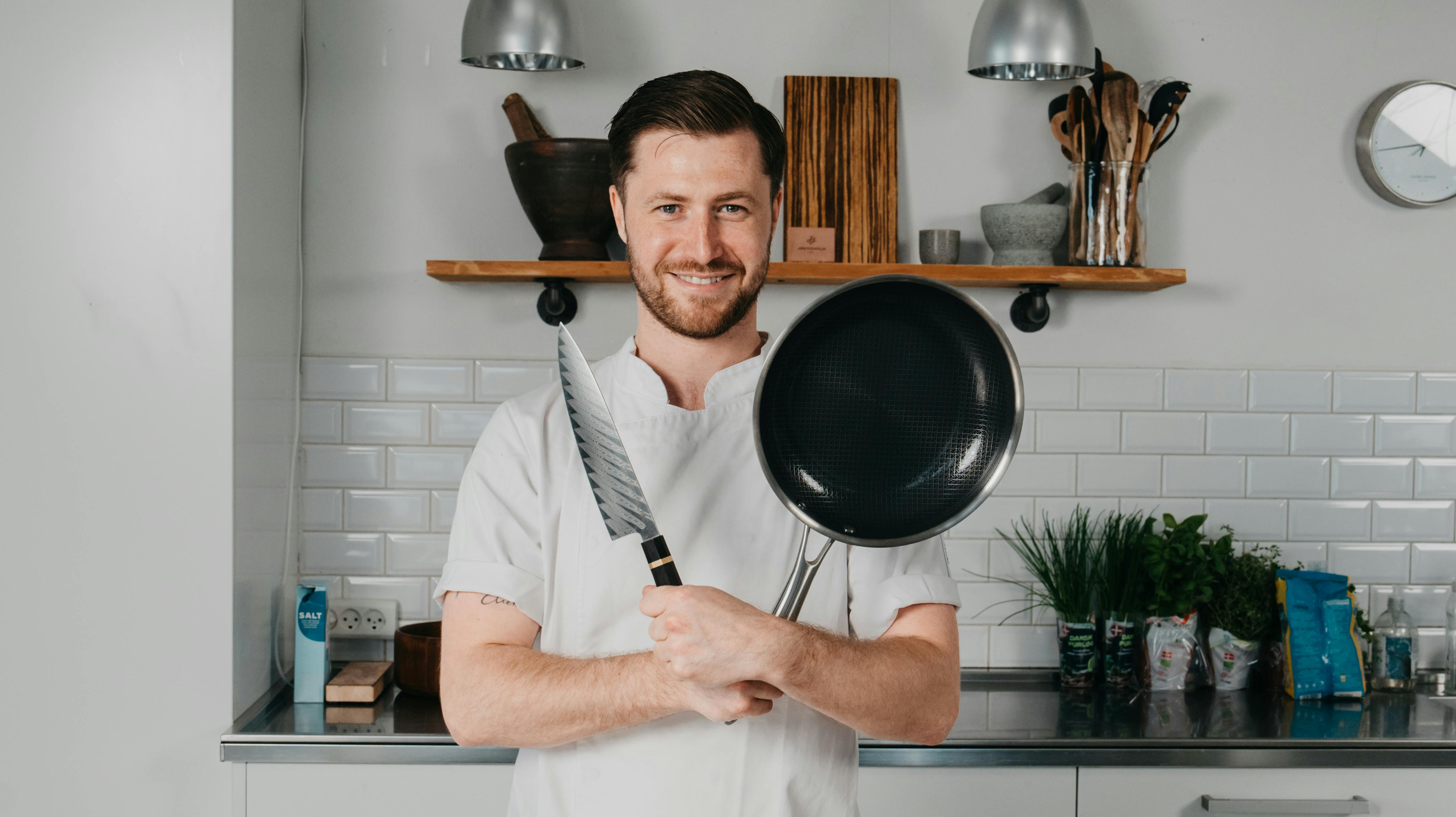 Har Danmark og verden brug for mere køkkenudstyr? Ja, mener Jacob Jørgsholm, der her står med noget af det, som han mener kan holde i alle køkkener.