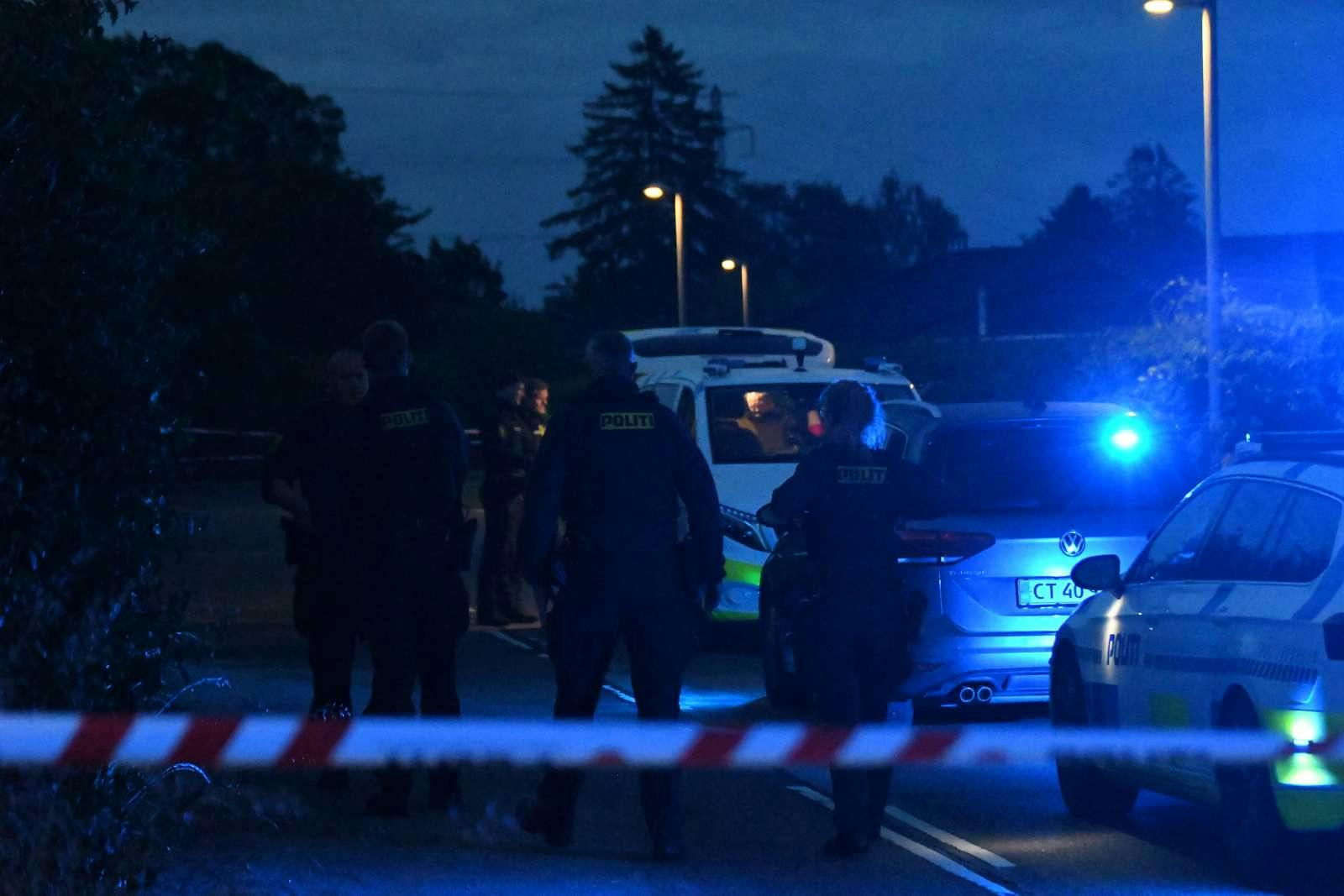Torsdag morgen var politiet stadig i området, som er afspærret, mens efterforskningen fortsætter.
