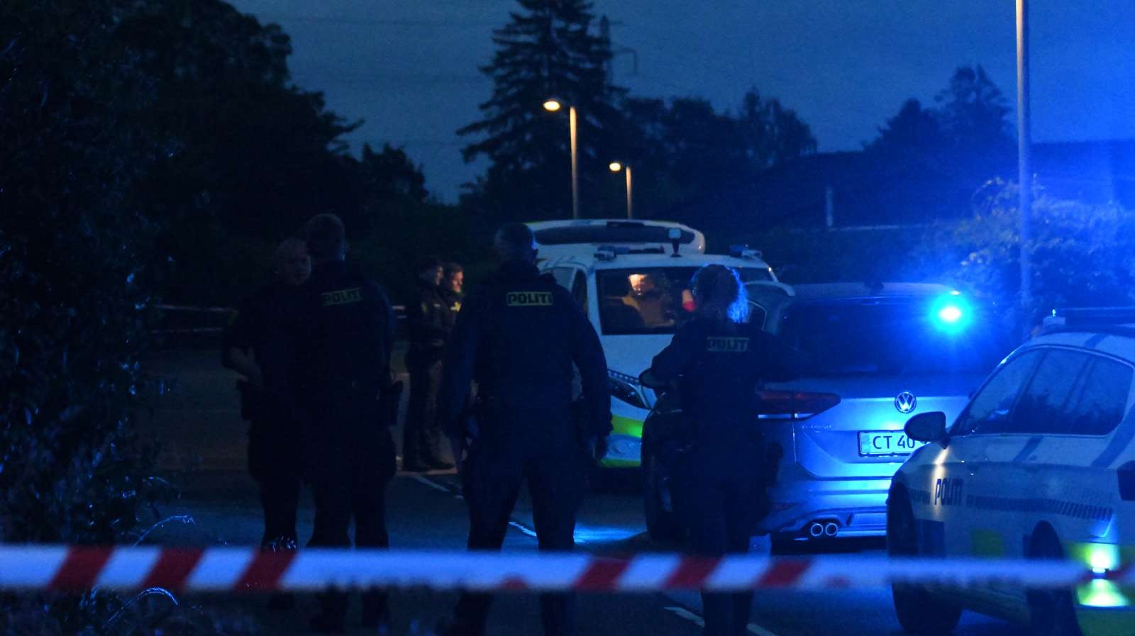 Torsdag morgen var politiet stadig i området, som er afspærret, mens efterforskningen fortsætter.