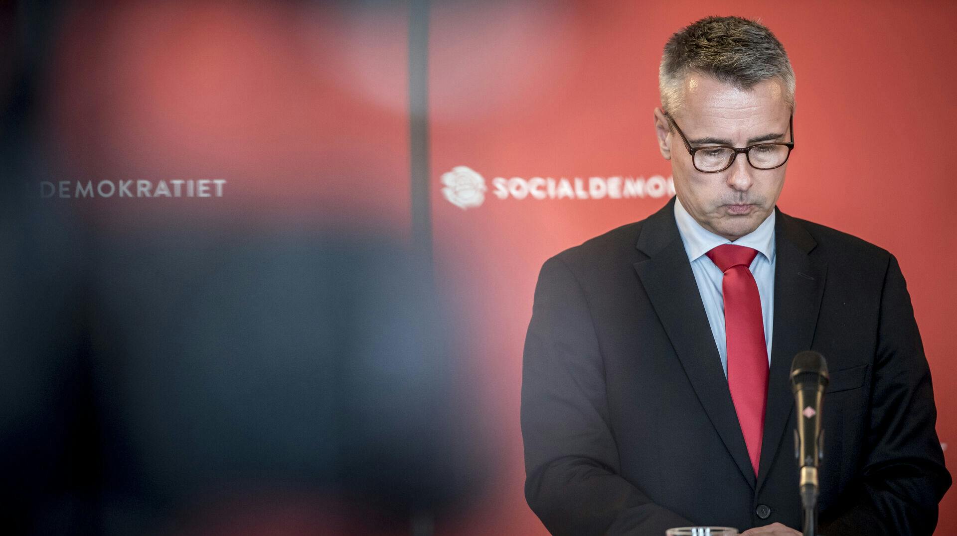 Modtagelsen af Henrik Sass Larsens kommende bog er noget kølig hos flere af landets største boghandlere.