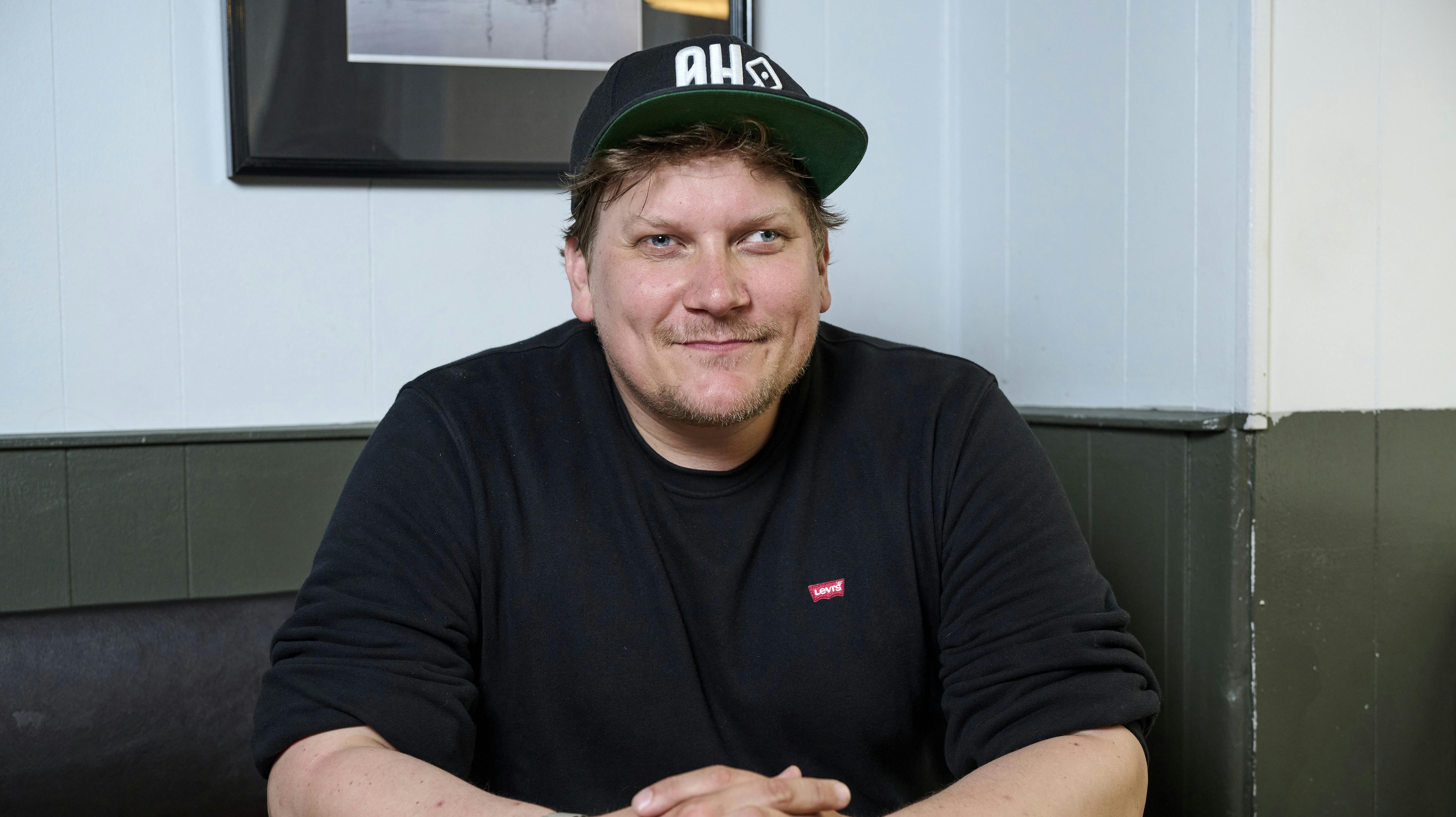 Opgavebeskrivelse: Interview med Heino Hansen og Bjarne Henriksen fra “Forræder”Sted: Portvinsbaren, KøbenhavnFotograf: Lars H. LaursenJournalist: Camilla Maria JohansenOptagelsedato: 2024.05.29