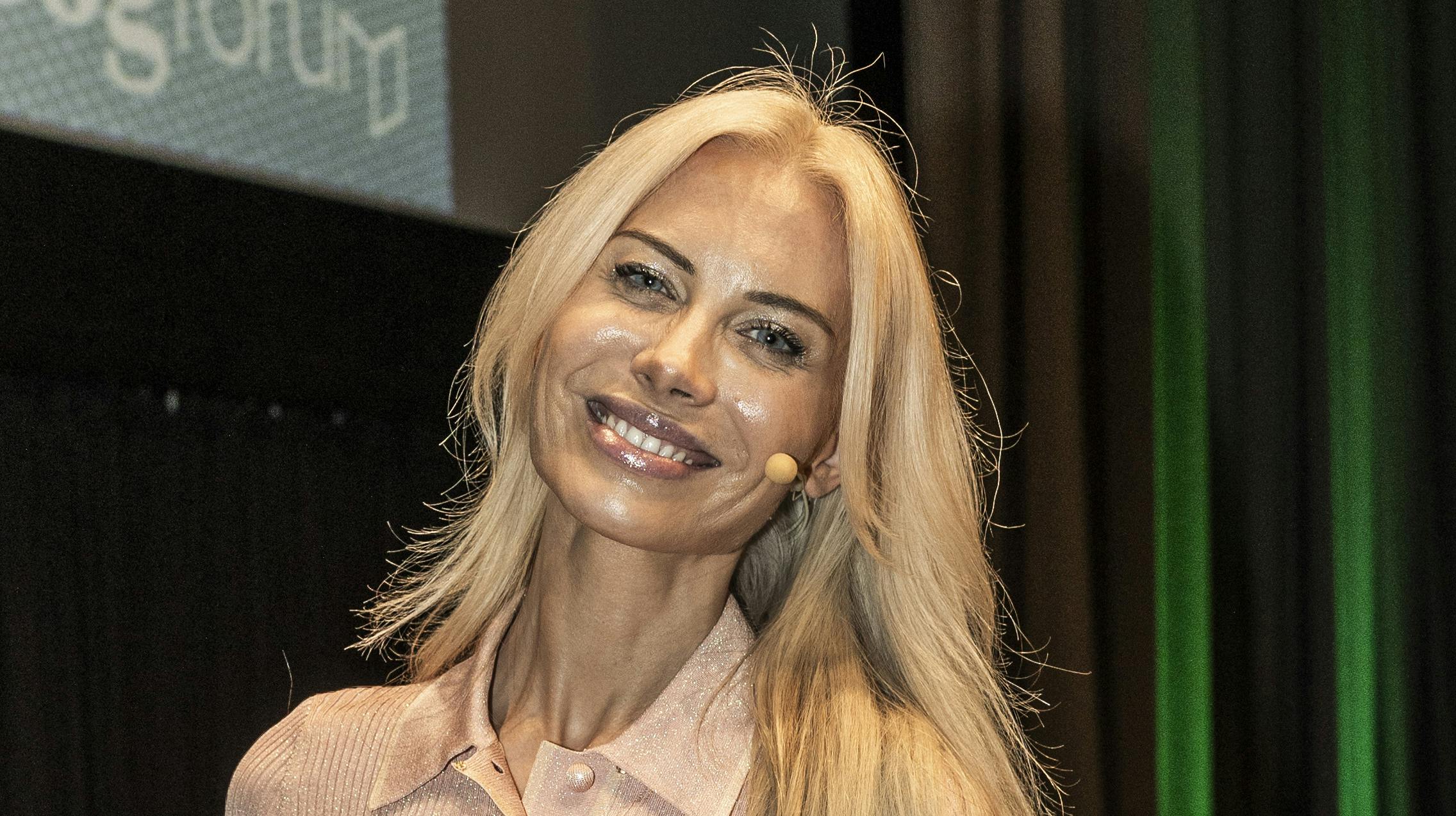 Katherine Diez springer ud som sangerinde.