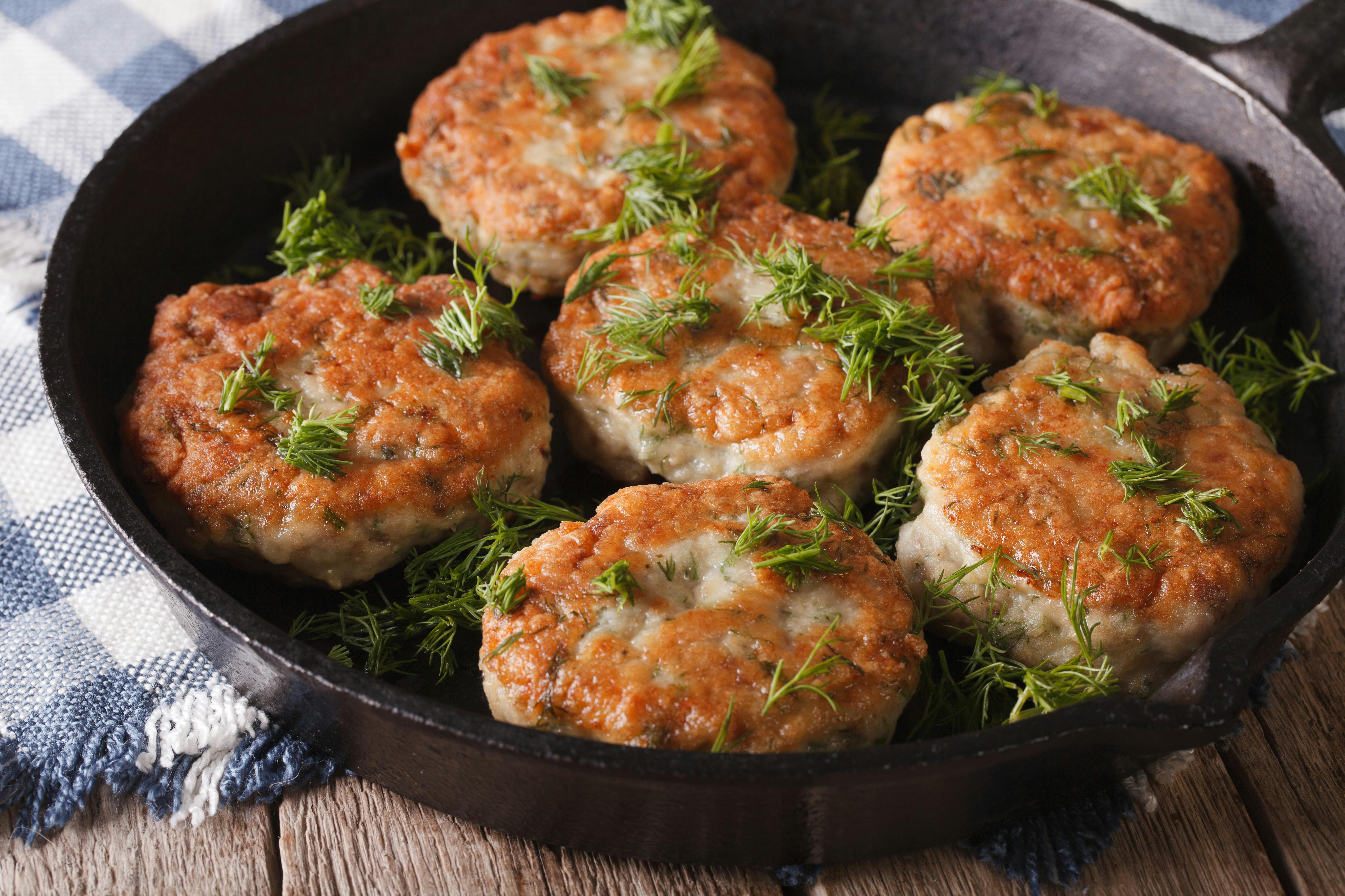 Fiskefrikadeller kan være en meget lækker spise - altså medmindre du har købt det produkt, som nu kaldes tilbage.